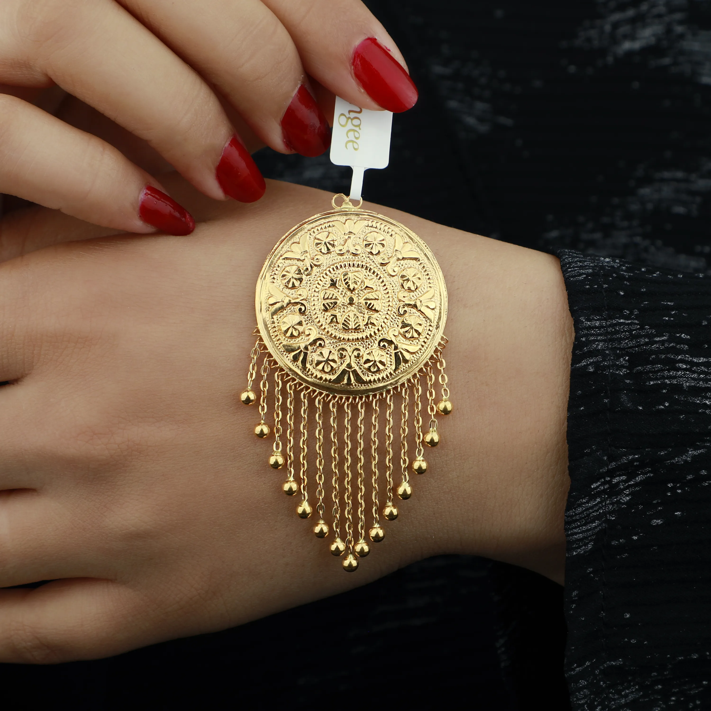 Heart-shaped pendant, 21-karat gold, Omani made