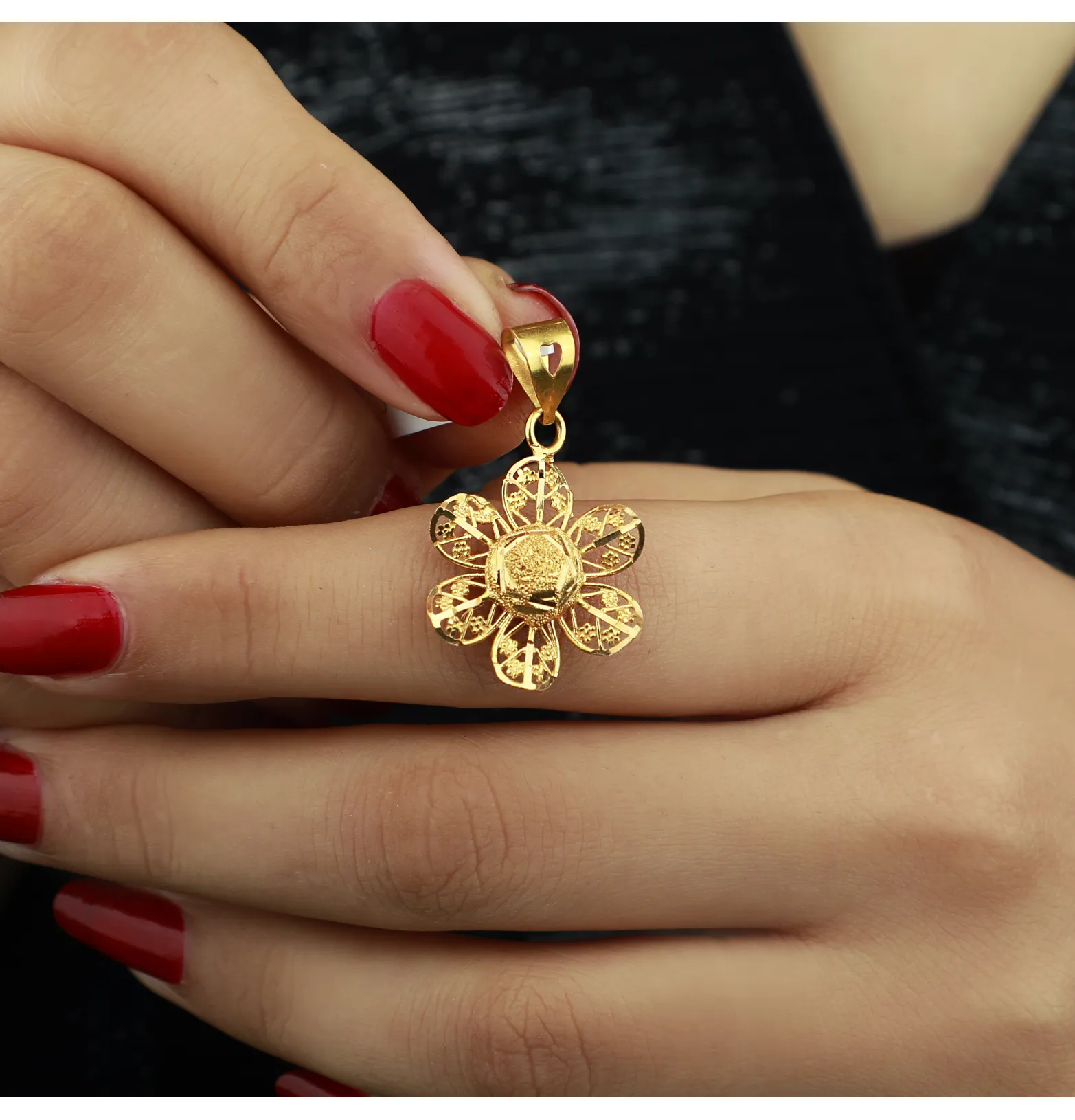 Heart-shaped pendant, 21-karat gold, Omani made