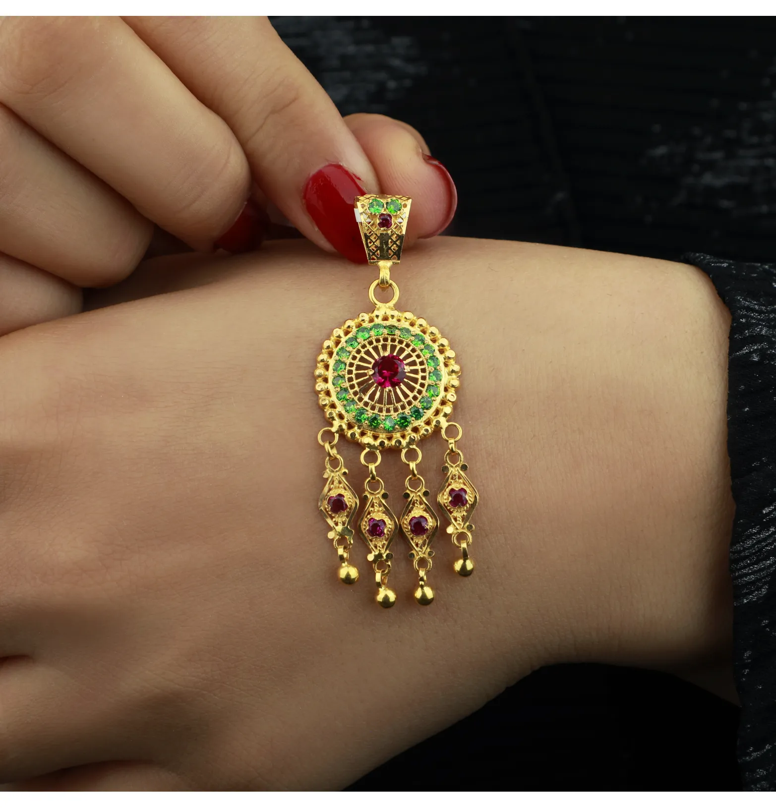 Heart-shaped pendant, 21-karat gold, Omani made