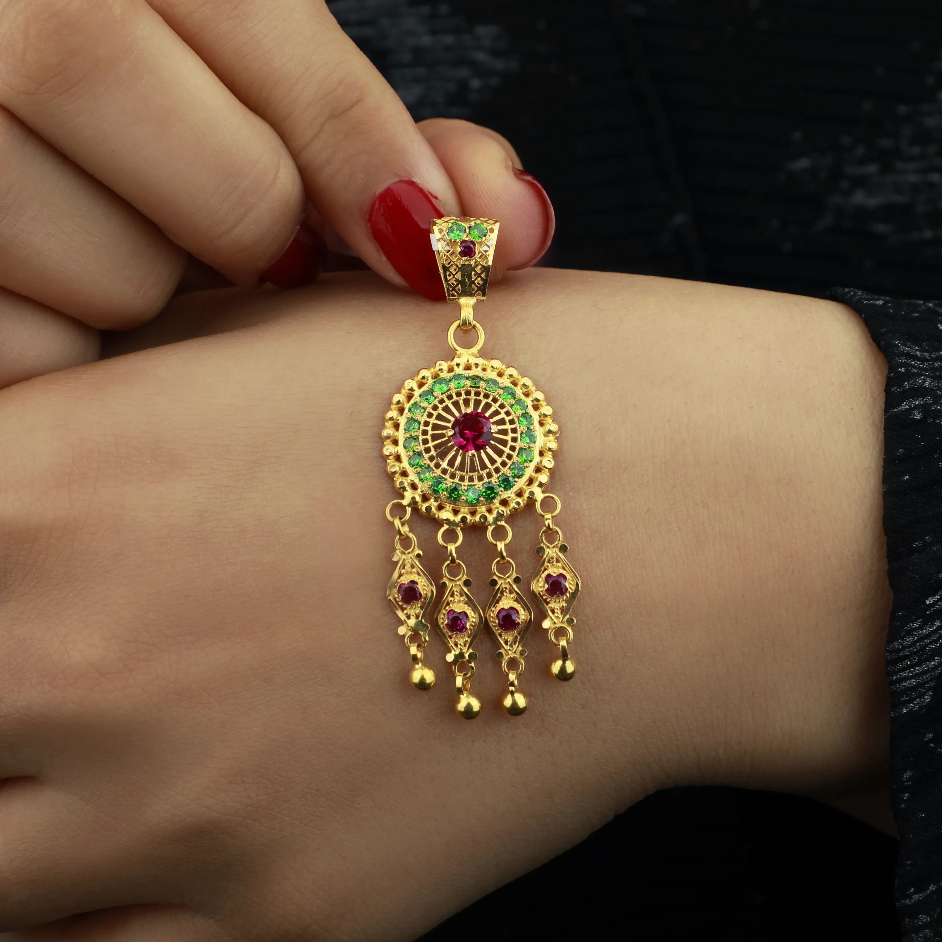 Heart-shaped pendant, 21-karat gold, Omani made