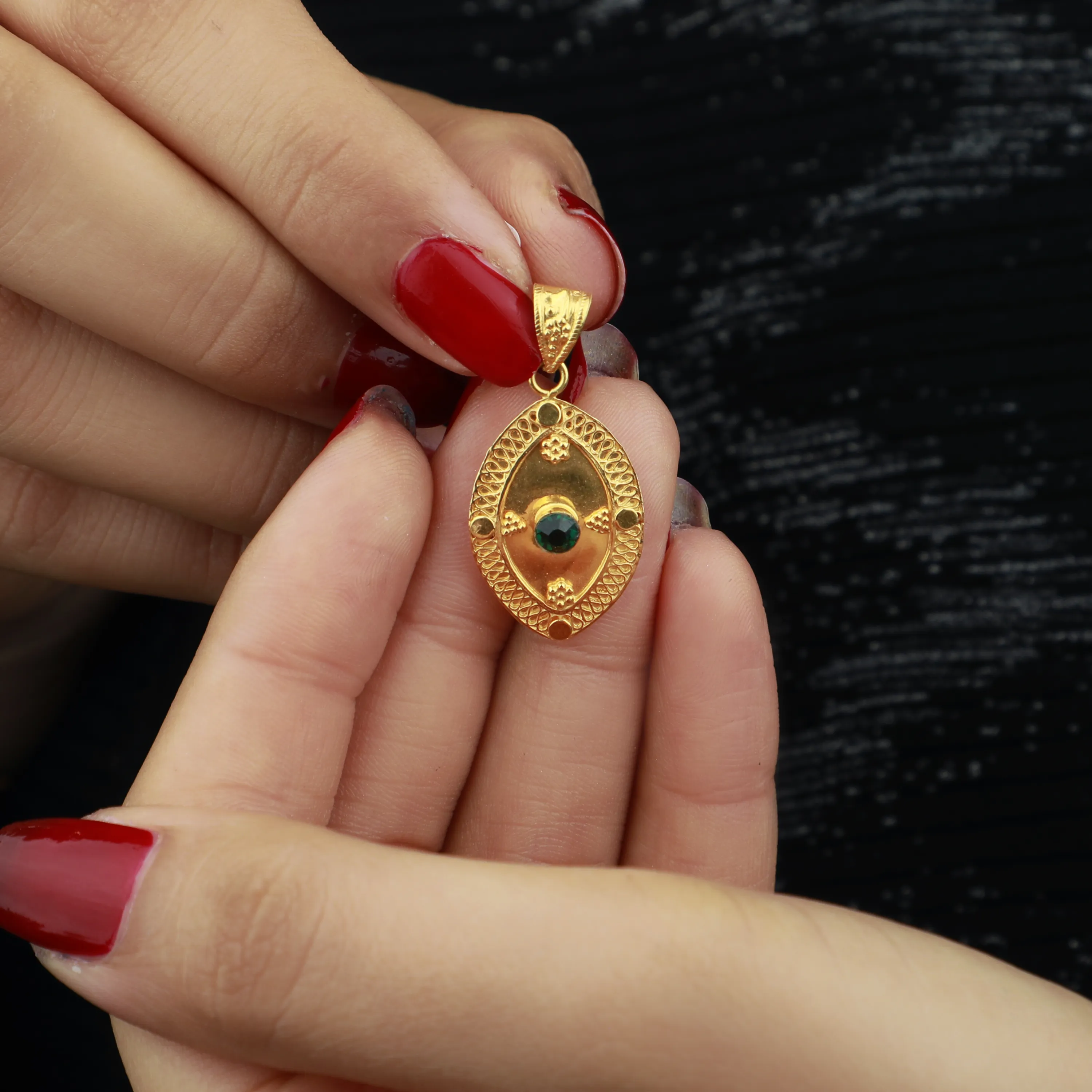 Heart-shaped pendant, 21-karat gold, Omani made