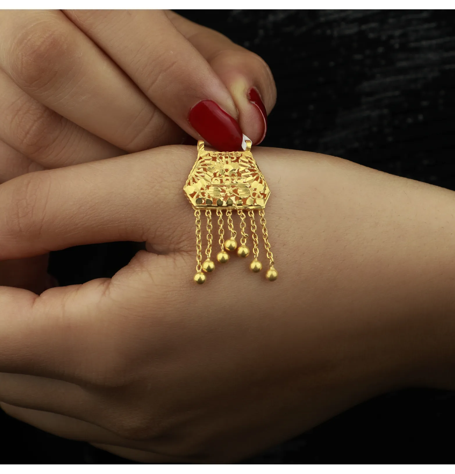 Heart-shaped pendant, 21-karat gold, Omani made