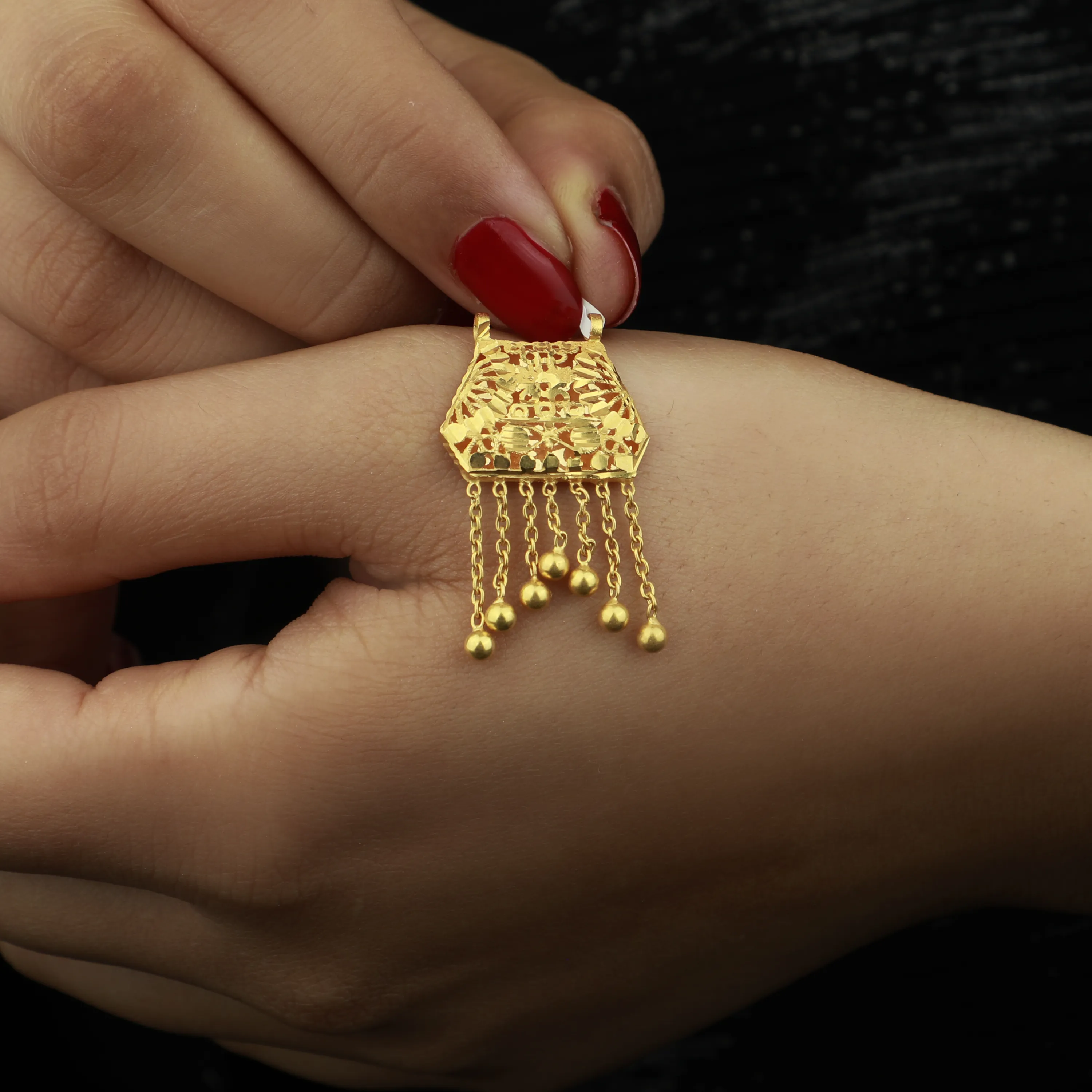 Heart-shaped pendant, 21-karat gold, Omani made