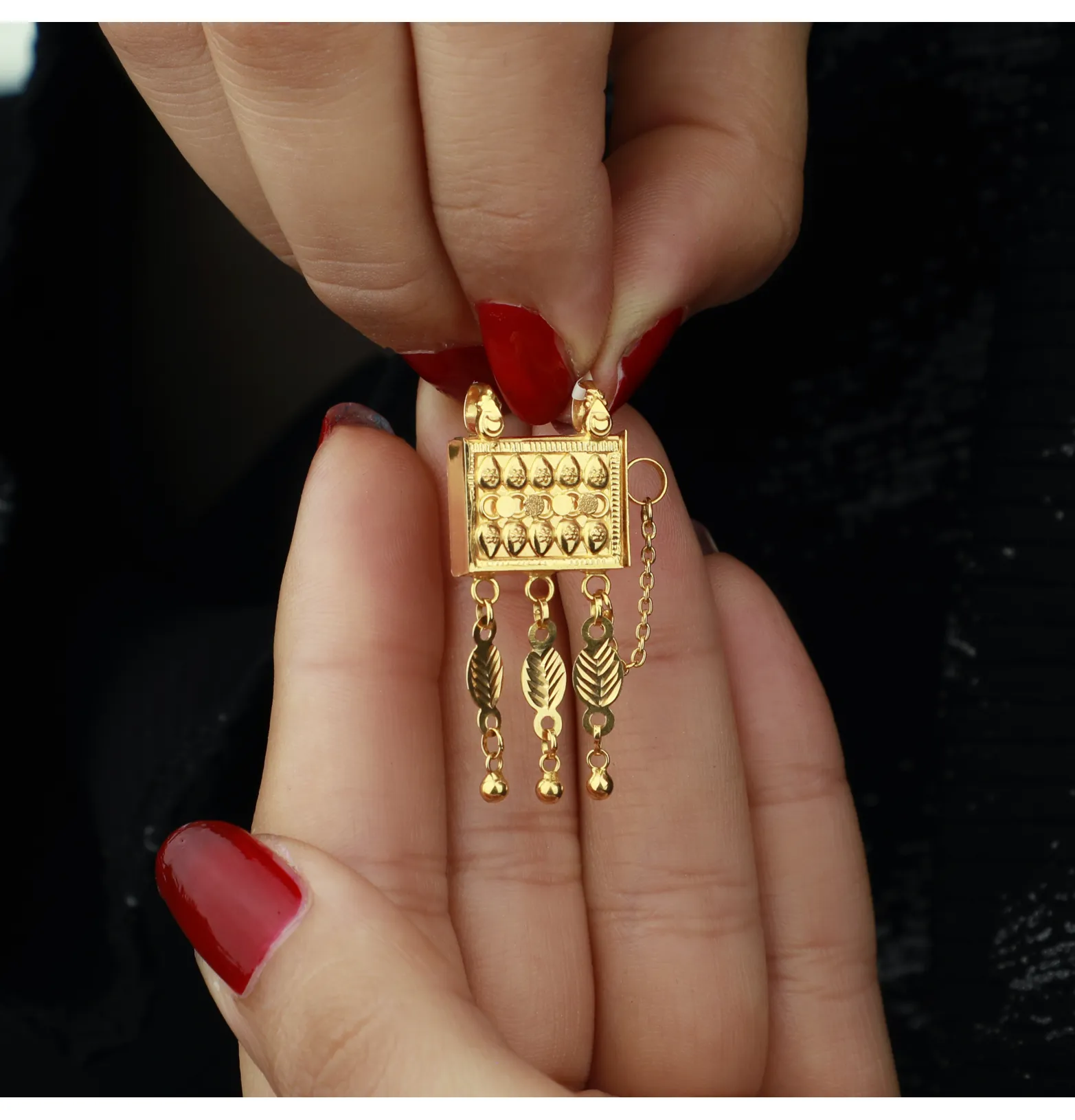 Heart-shaped pendant, 21-karat gold, Omani made