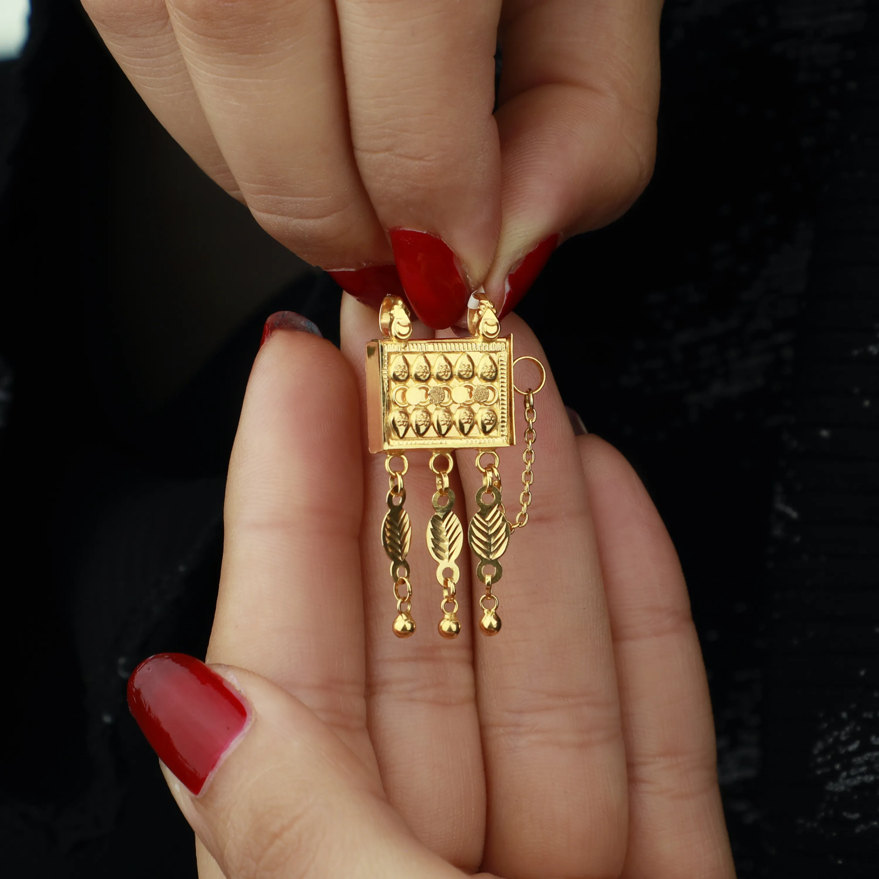 Heart-shaped pendant, 21-karat gold, Omani made