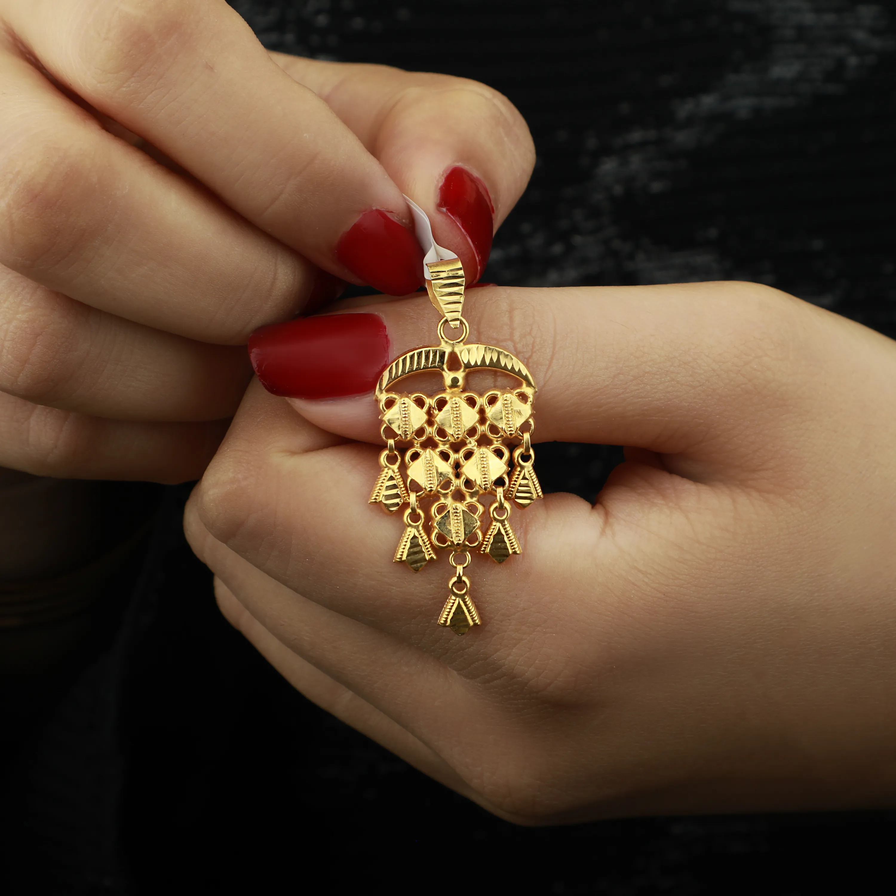 Heart-shaped pendant, 21-karat gold, Omani made