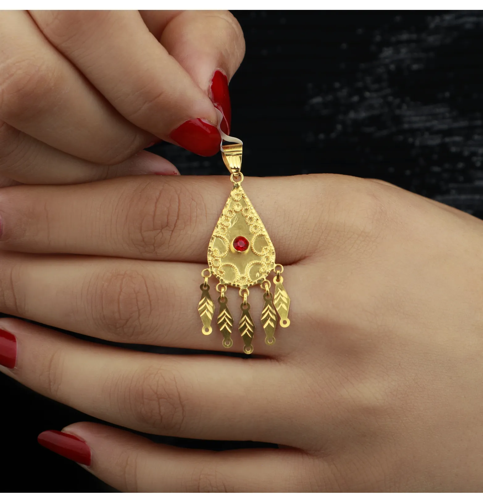 Heart-shaped pendant, 21-karat gold, Omani made