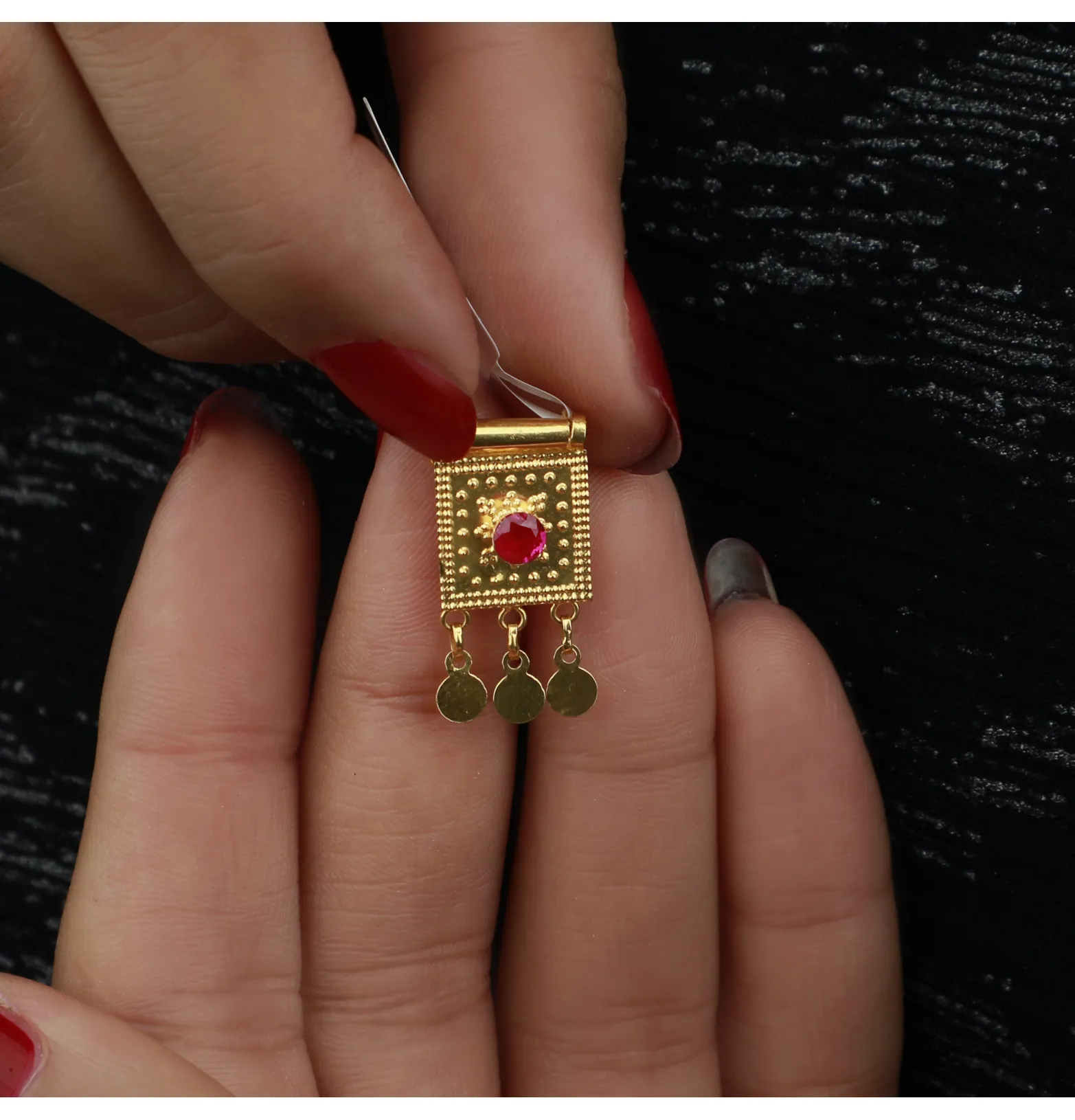 Heart-shaped pendant, 21-karat gold, Omani made