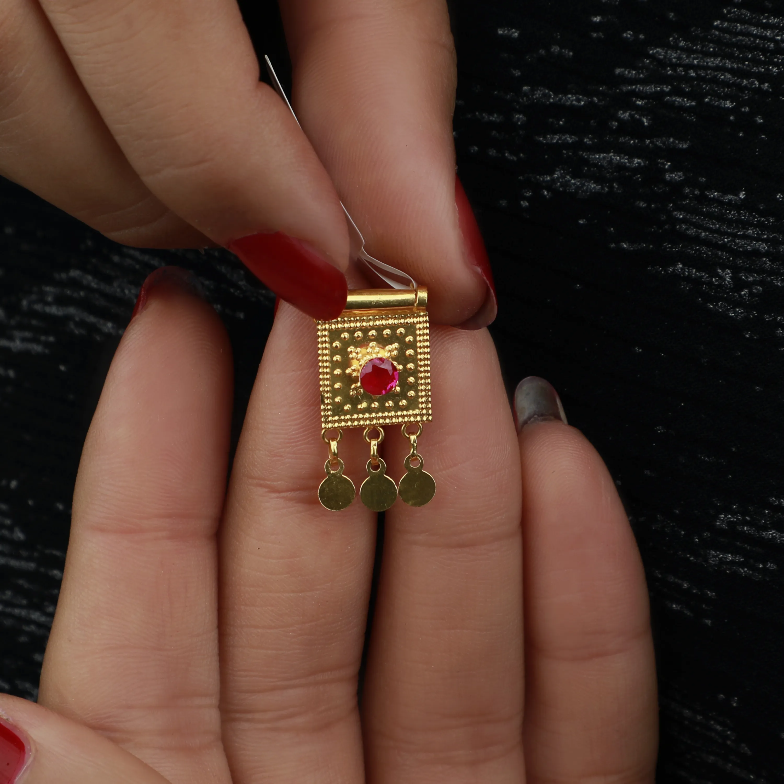 Heart-shaped pendant, 21-karat gold, Omani made