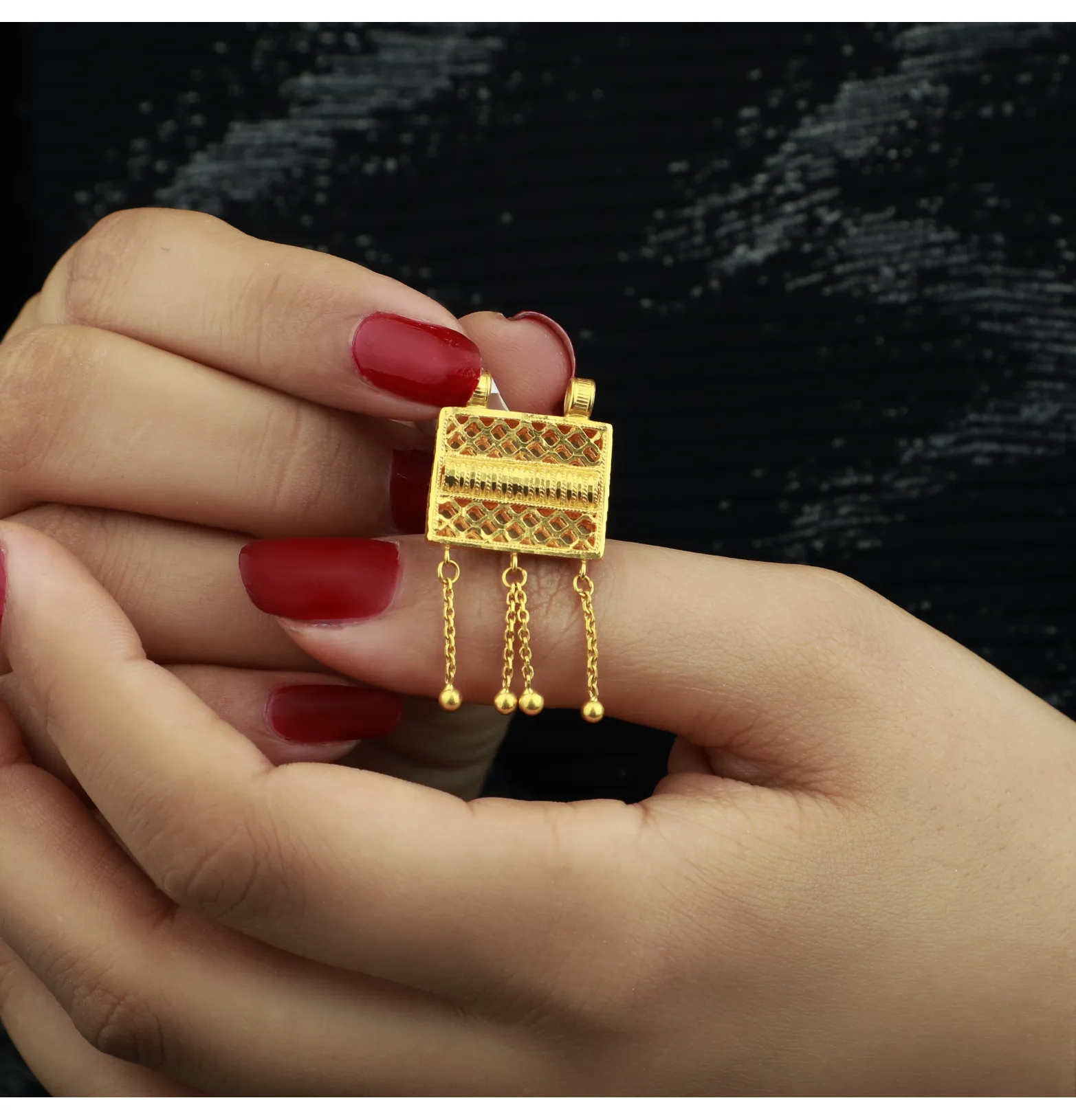 Heart pendant, 21 karat gold, made in the UAE