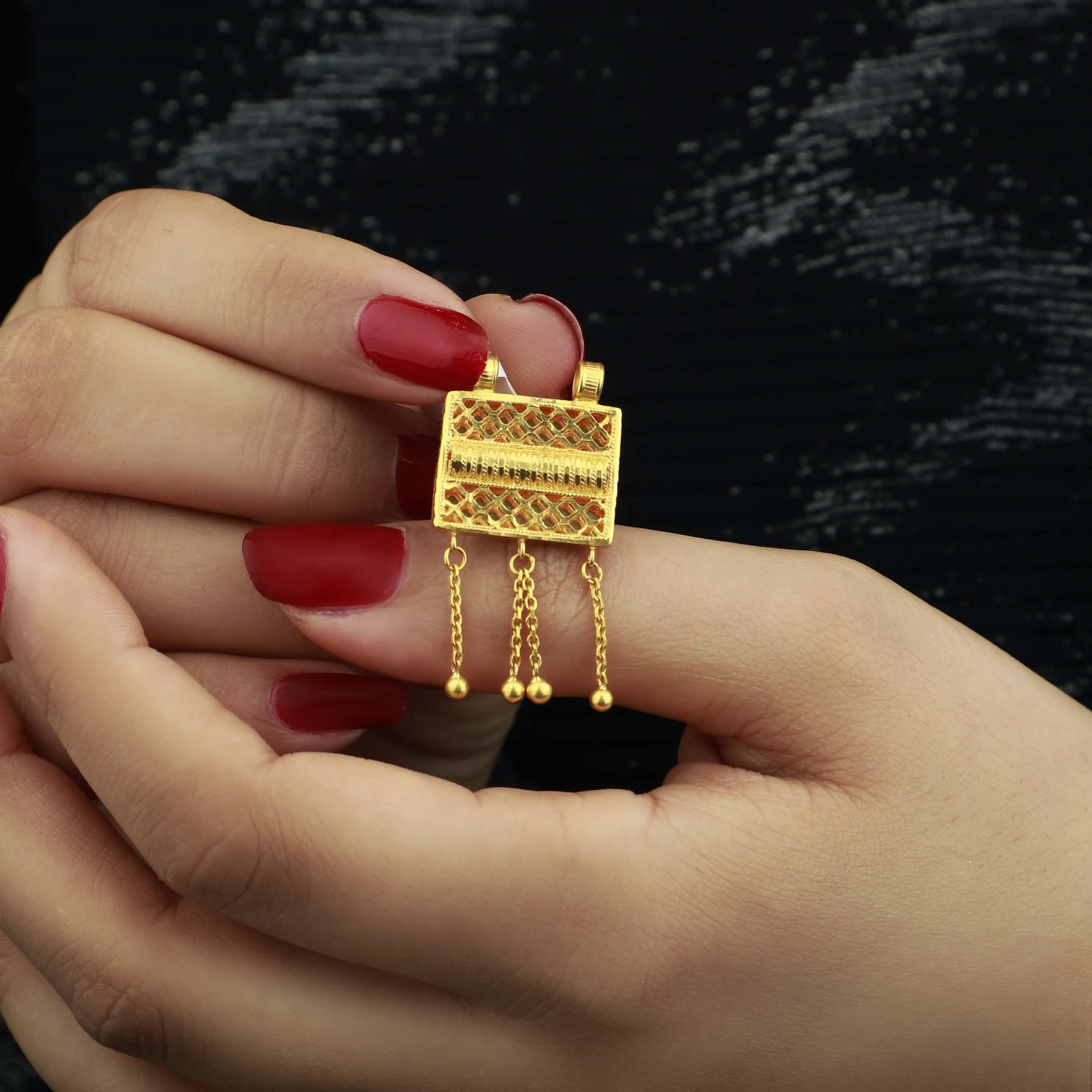 Heart pendant, 21 karat gold, made in the UAE