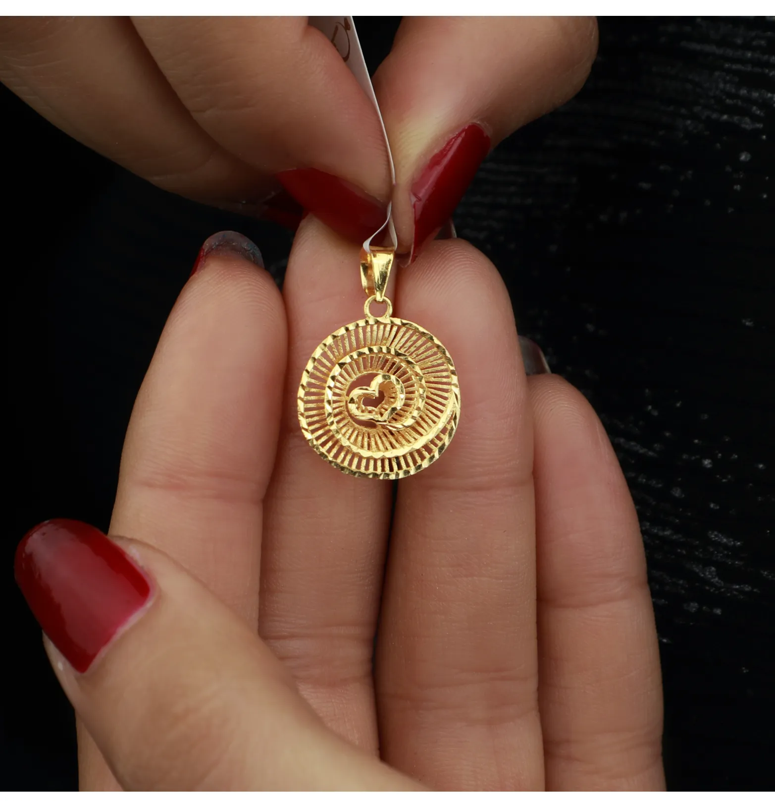 Heart pendant, 21 karat gold, made in the UAE