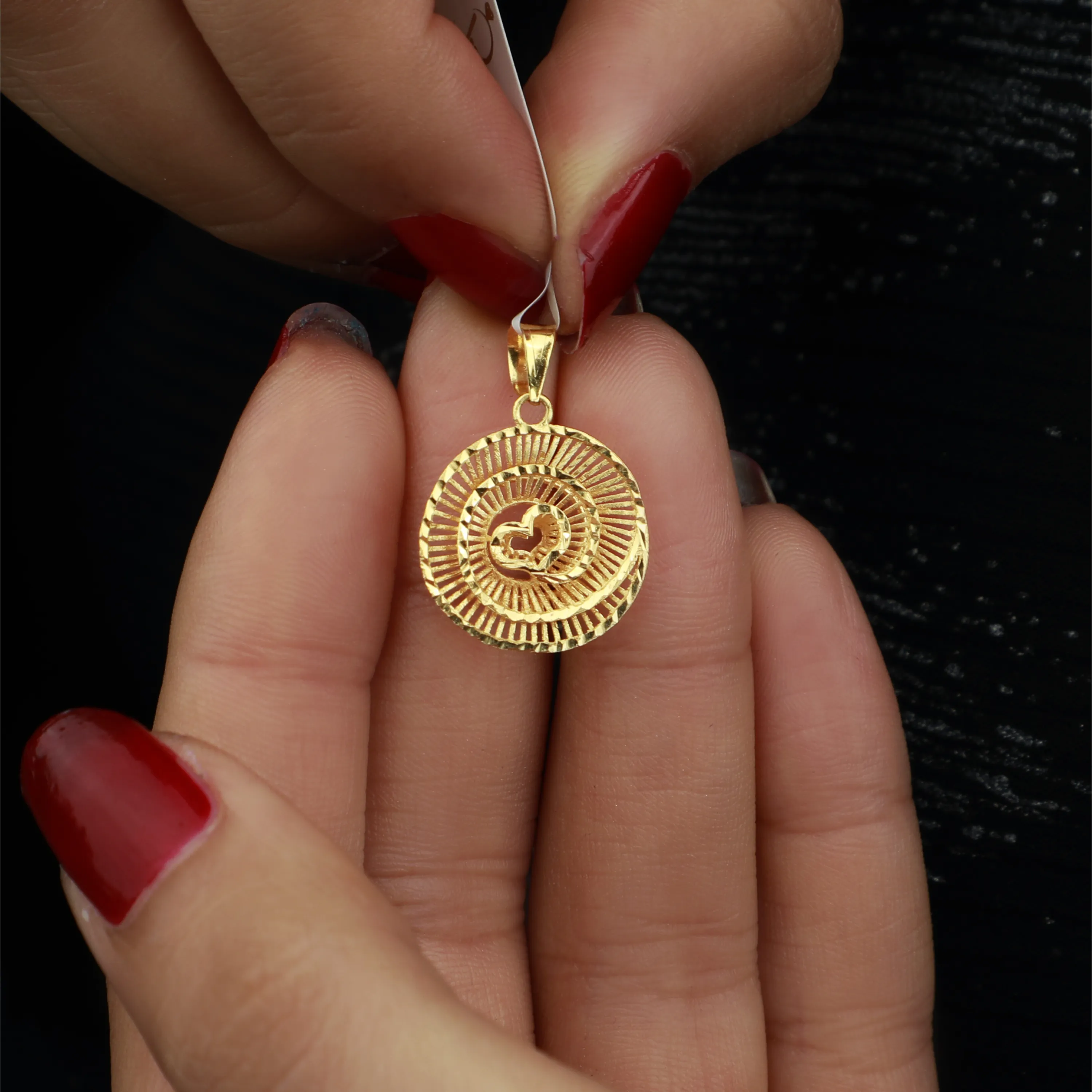 Heart pendant, 21 karat gold, made in the UAE