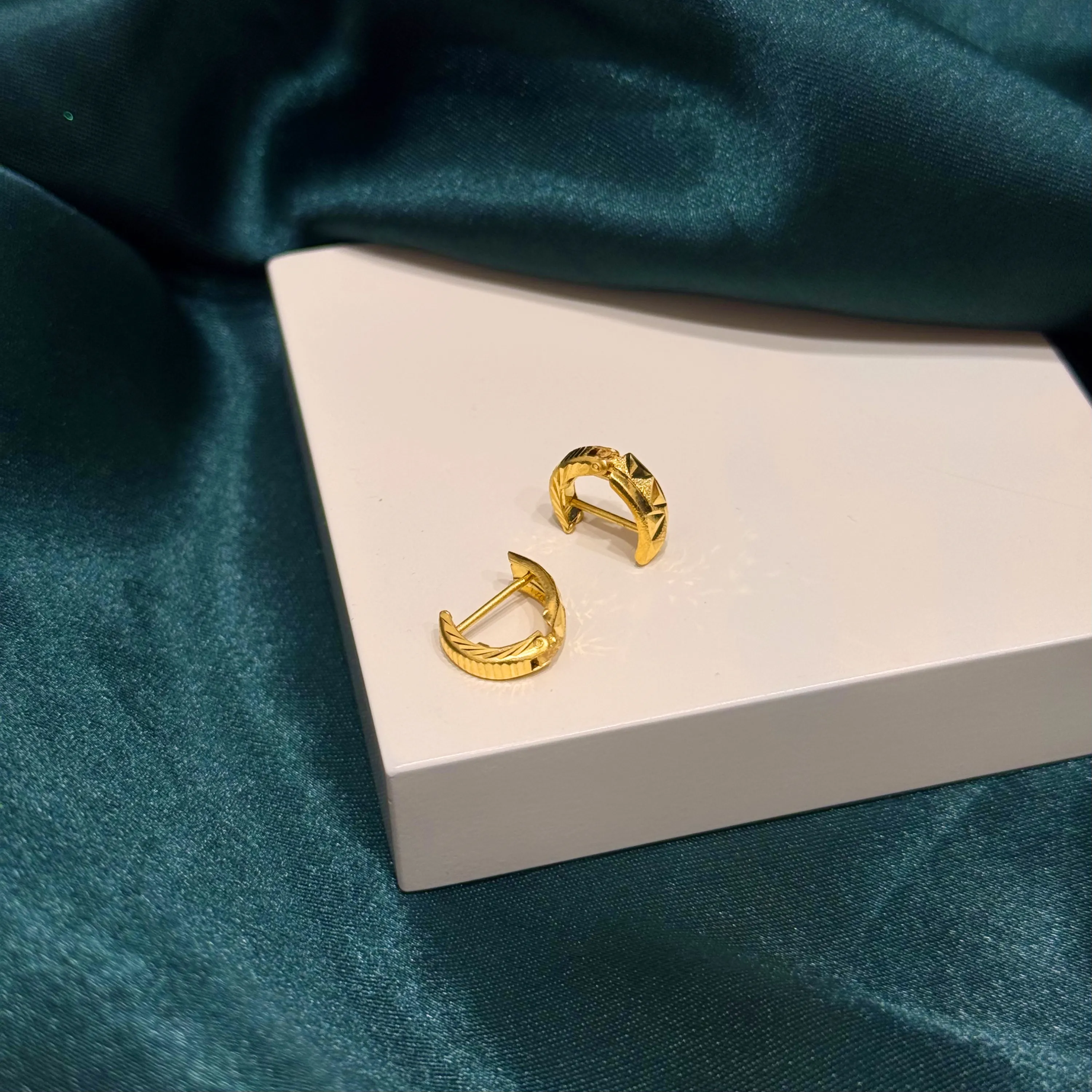 Crescent-shaped earrings for children, 21 karat gold, made in Singapore