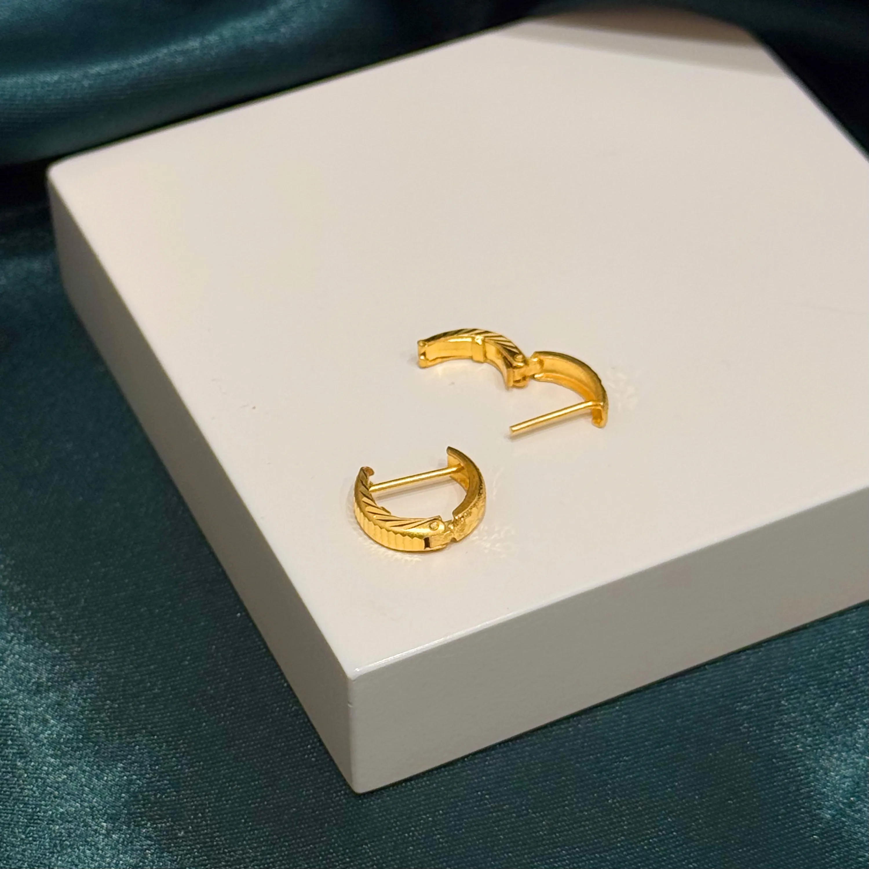 Crescent-shaped earrings for children, 21 karat gold, made in Singapore Crescent-shaped earrings for children, 21 karat gold, made in Singapore