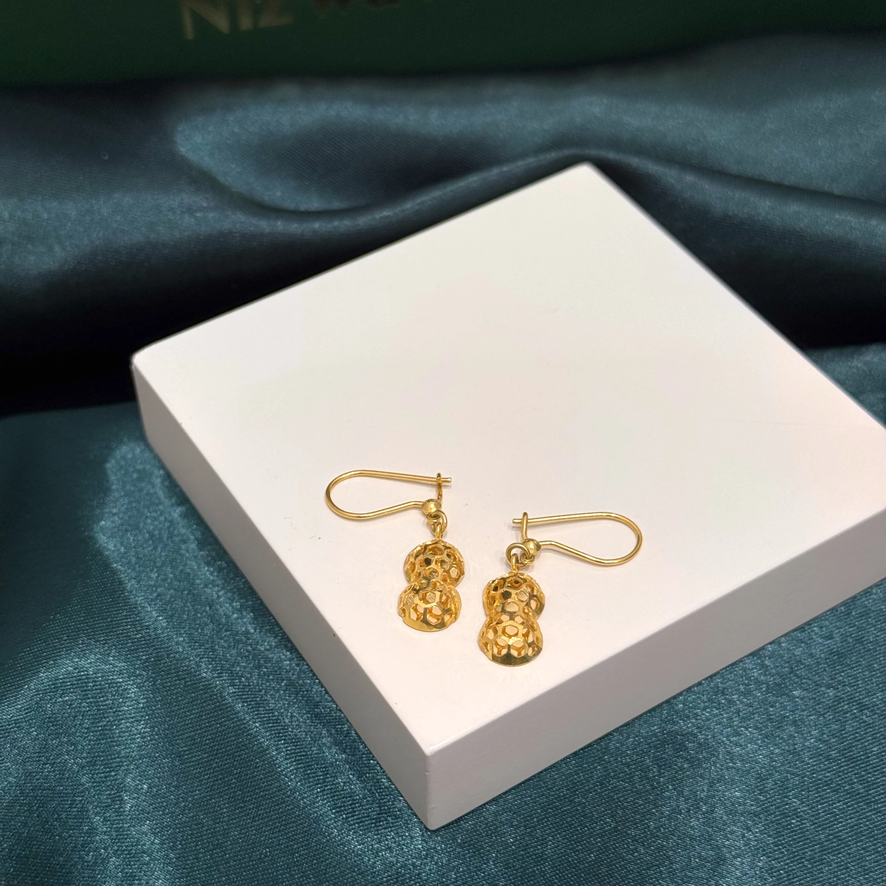 Children's pendant earrings, 21 karat, made in Singapore Children's pendant earrings, 21 karat, made in Singapore