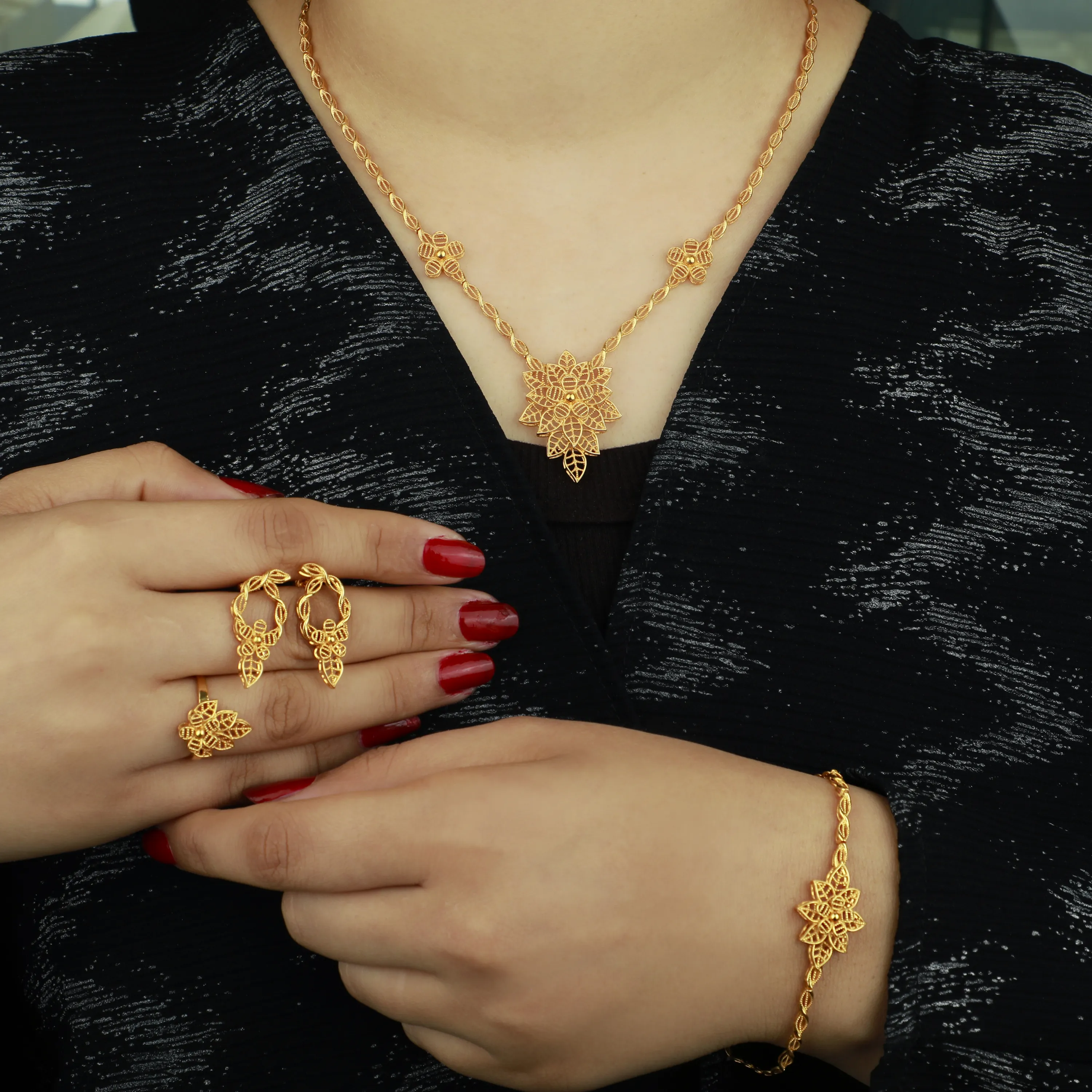 A complete set of 21-karat gold, made in Saudi Arabia.