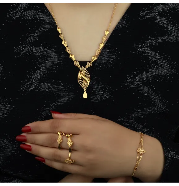 A complete set of 21-karat gold, made in Turkey. - (N-0070)