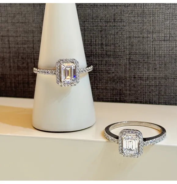 925 Sterling Silver Ring with Swarovski Zircon - (R-105) 925 Sterling Silver Ring with Swarovski Zircon - (R-105)