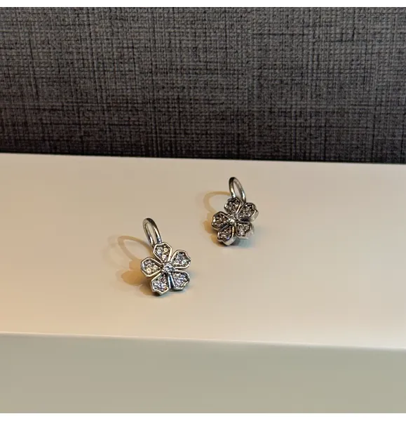 925 Sterling Silver Swarovski Zircon Pendant - (R-108) 925 Sterling Silver Swarovski Zircon Pendant - (R-108)
