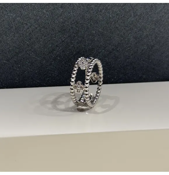 925 Sterling Silver Ring with Swarovski Zircon - (R-112) 925 Sterling Silver Ring with Swarovski Zircon - (R-112)