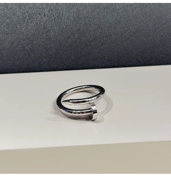 925 Sterling Silver Ring with Swarovski Zircon - (R-113) 925 Sterling Silver Ring with Swarovski Zircon - (R-113)