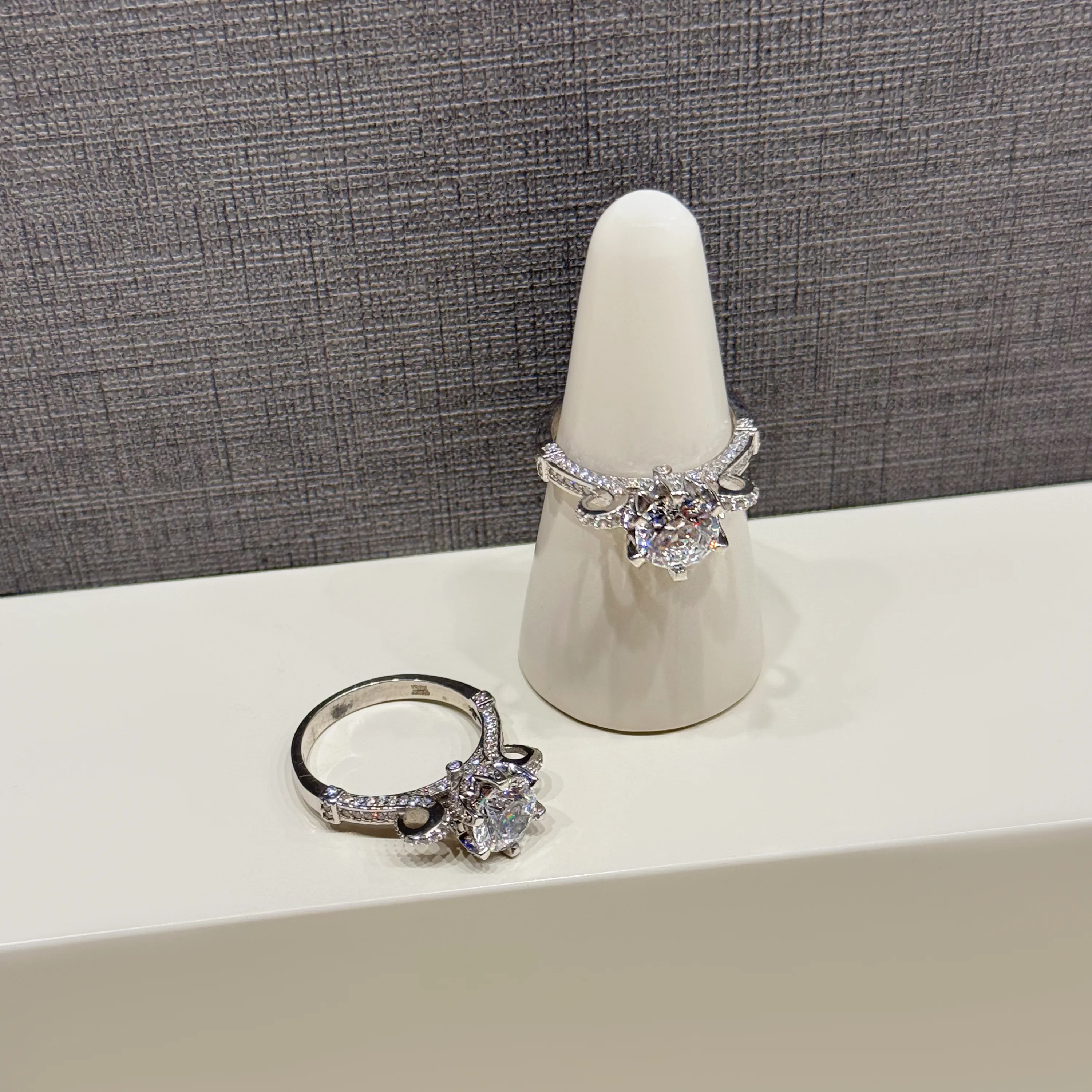 925 sterling silver ring with Swarovski zircon 925 sterling silver ring with Swarovski zircon