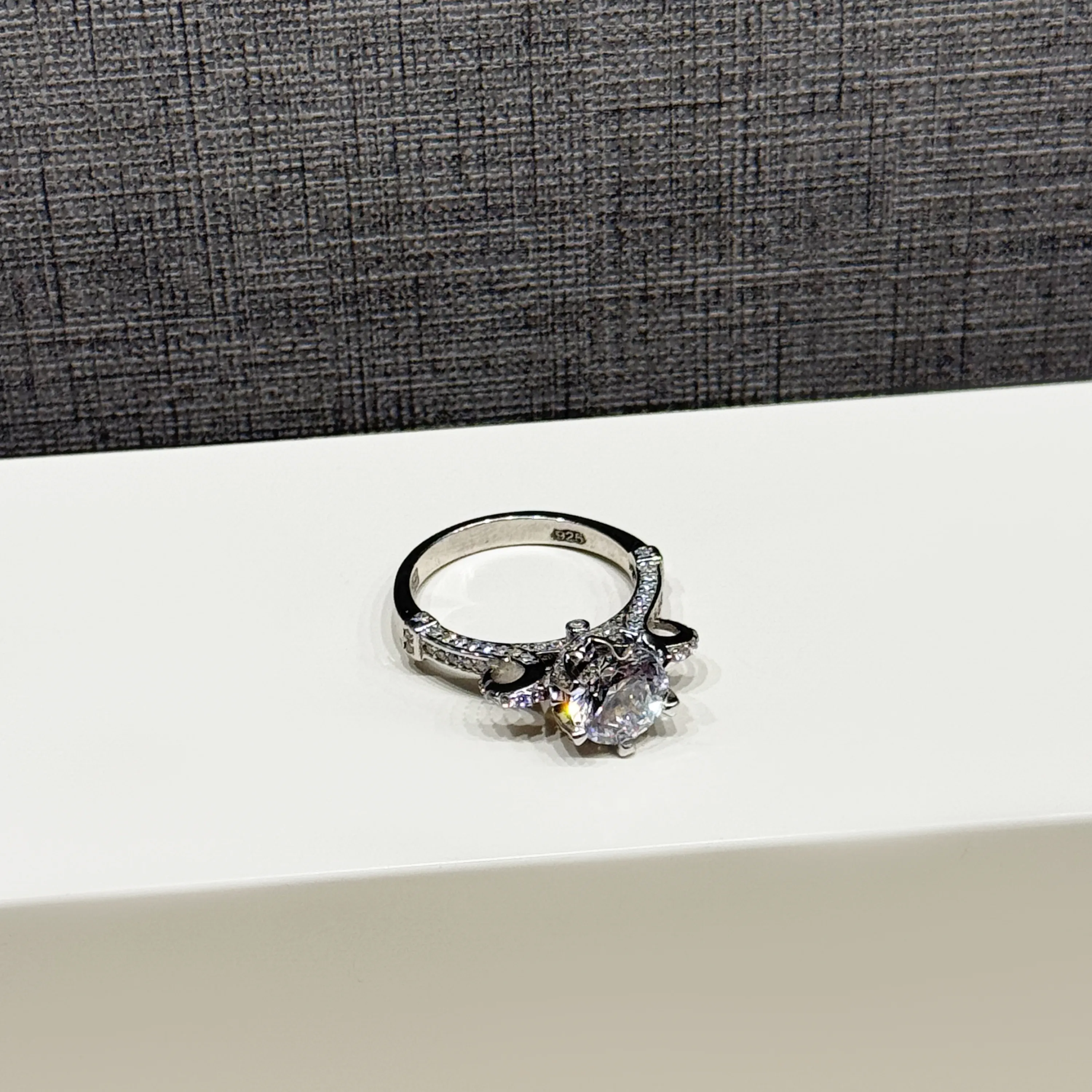 925 sterling silver ring with Swarovski zircon 925 sterling silver ring with Swarovski zircon