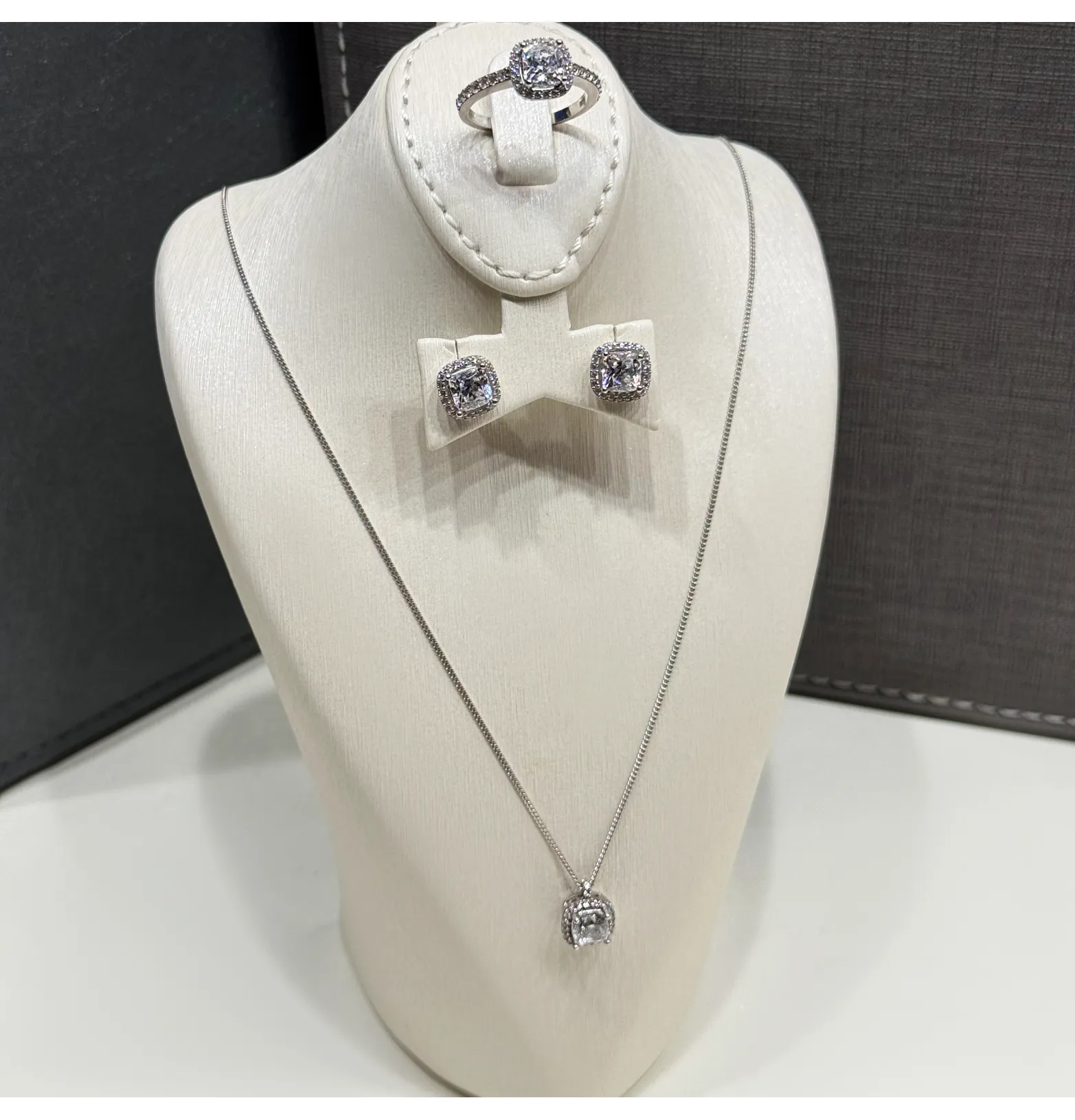 925 sterling silver set with Swarovski zircon