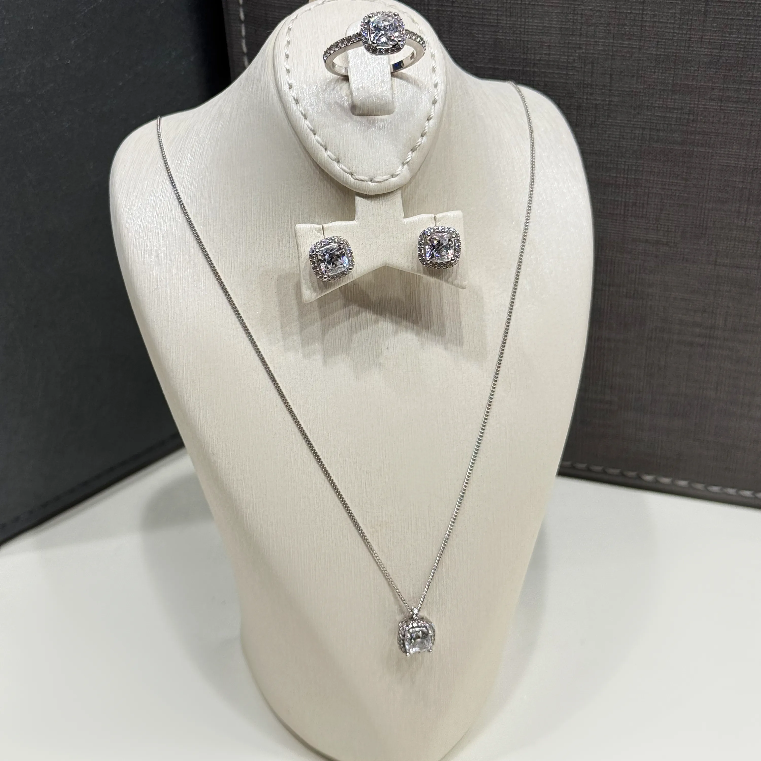 925 sterling silver set with Swarovski zircon