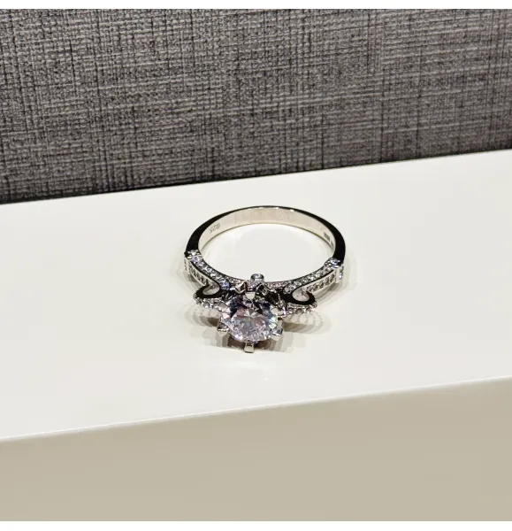 925 sterling silver ring with Swarovski zircon - (R-136)