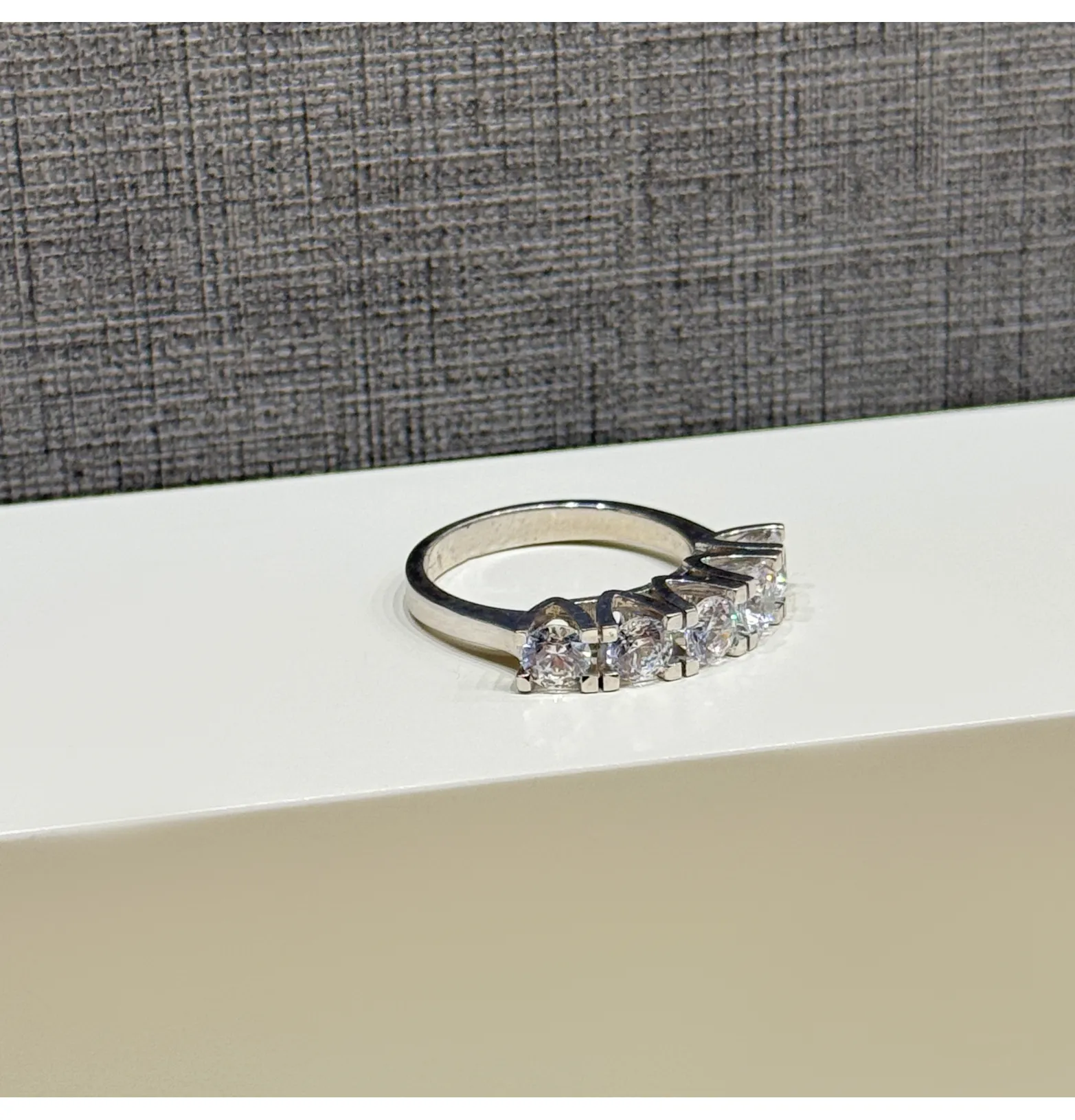 925 sterling silver ring with Swarovski zircon