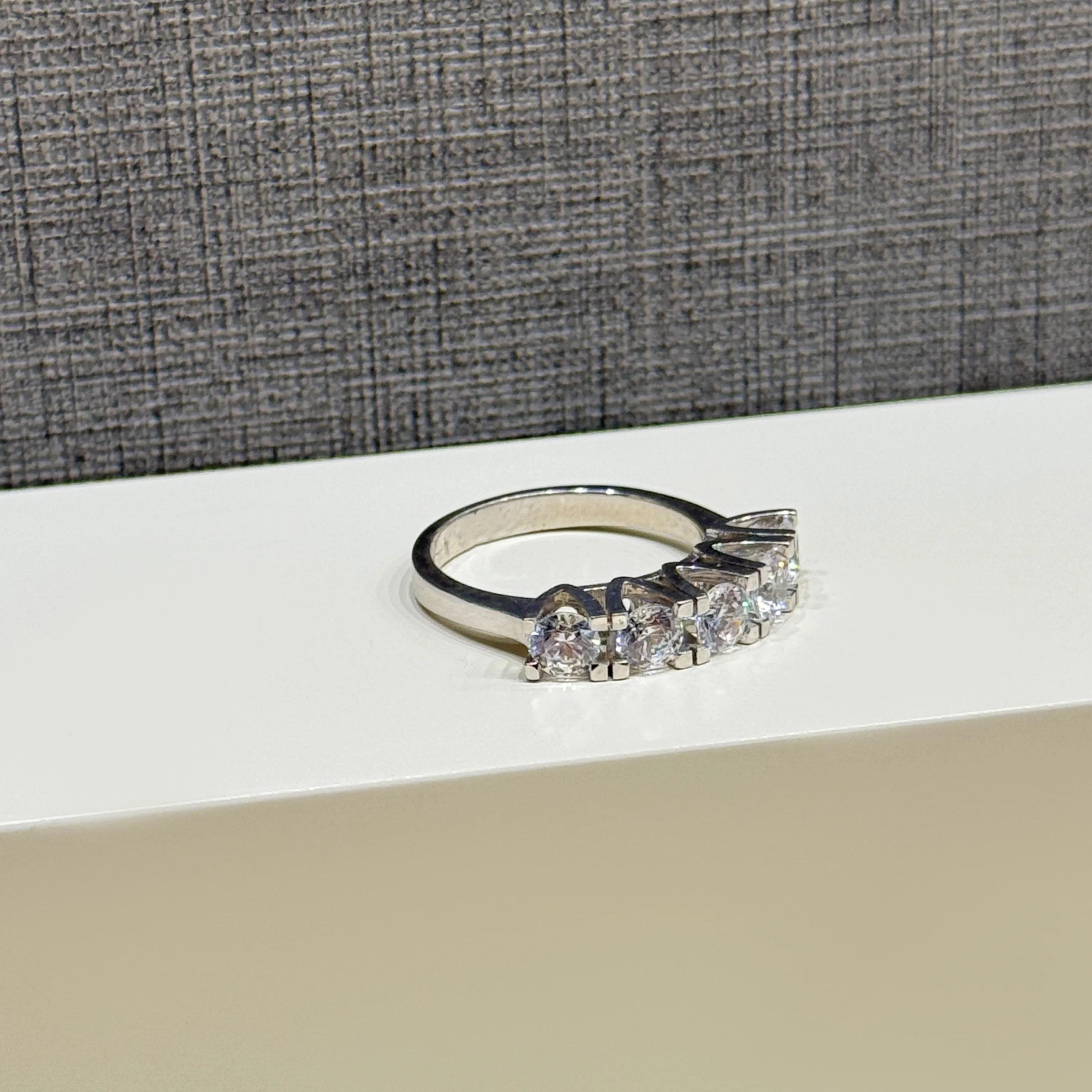 925 sterling silver ring with Swarovski zircon