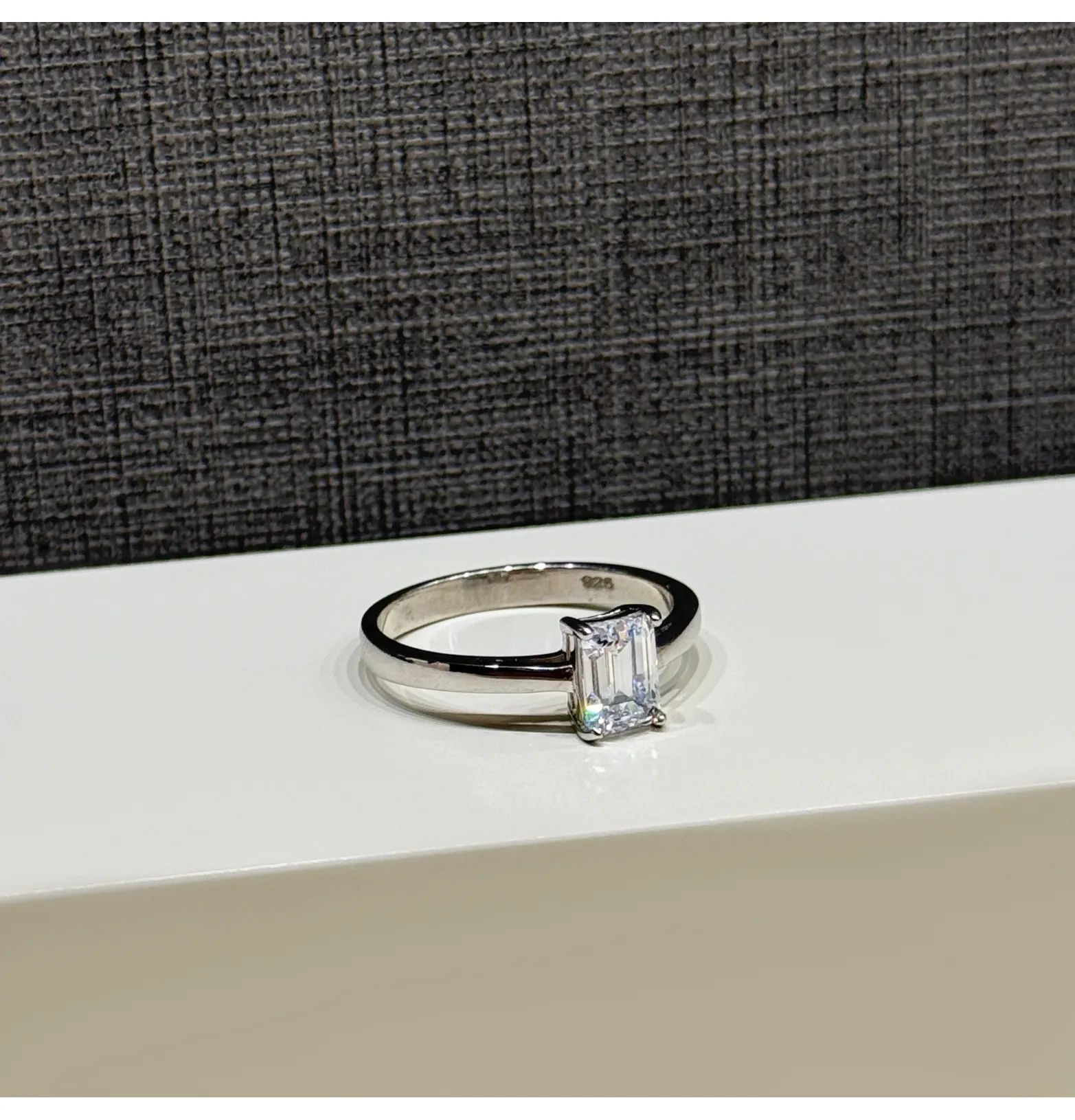 925 sterling silver ring with Swarovski zircon