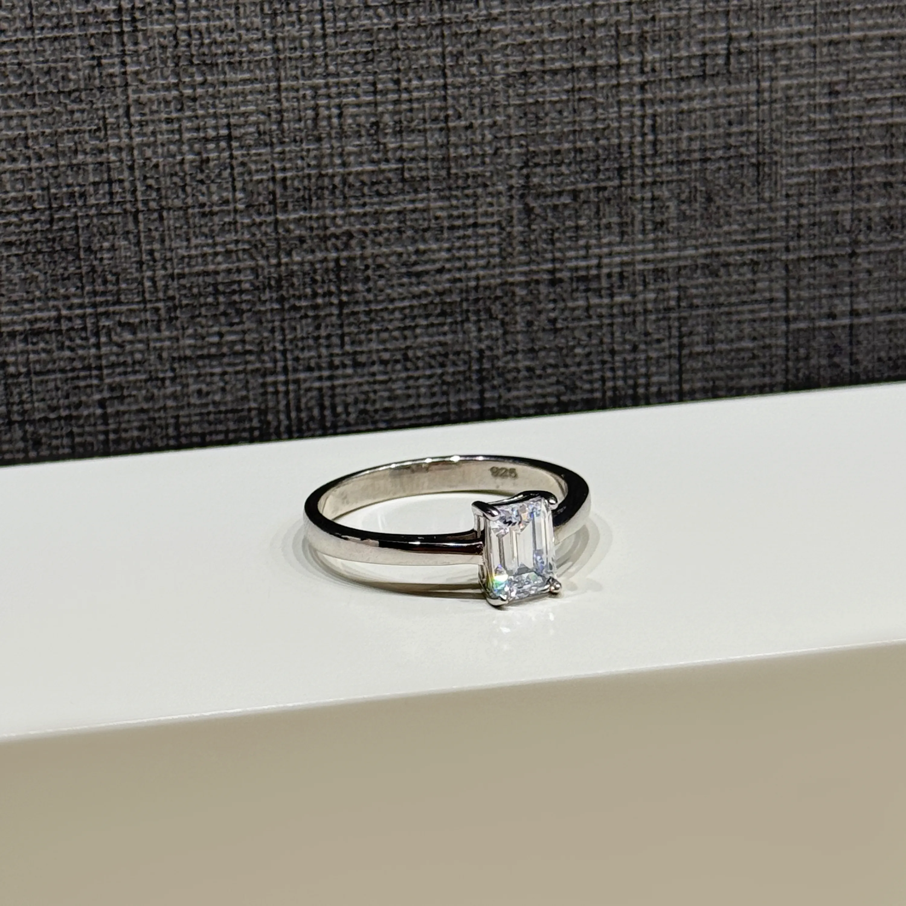 925 sterling silver ring with Swarovski zircon