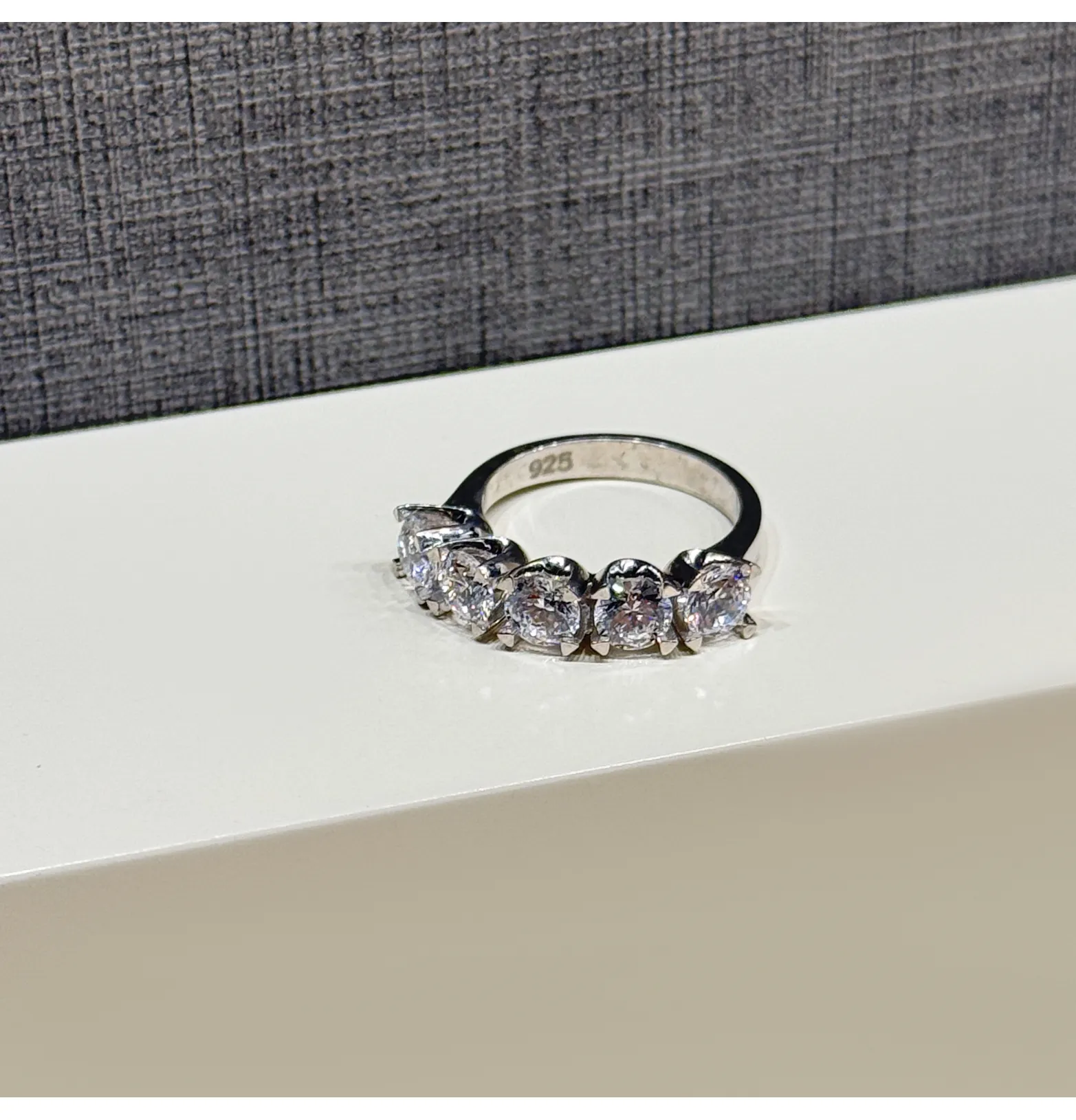 925 sterling silver ring with Swarovski zircon 925 sterling silver ring with Swarovski zircon