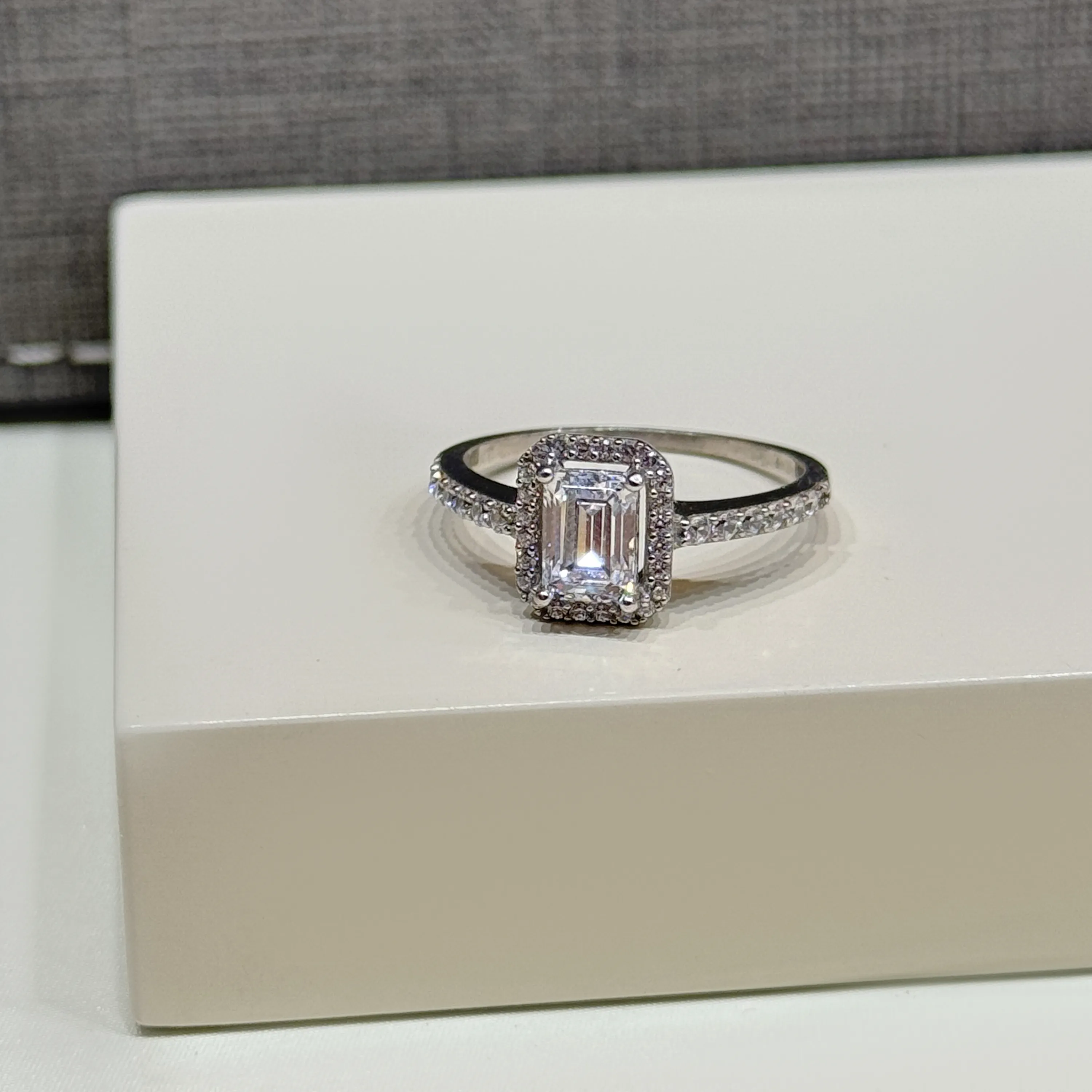 925 sterling silver ring with Swarovski zircon