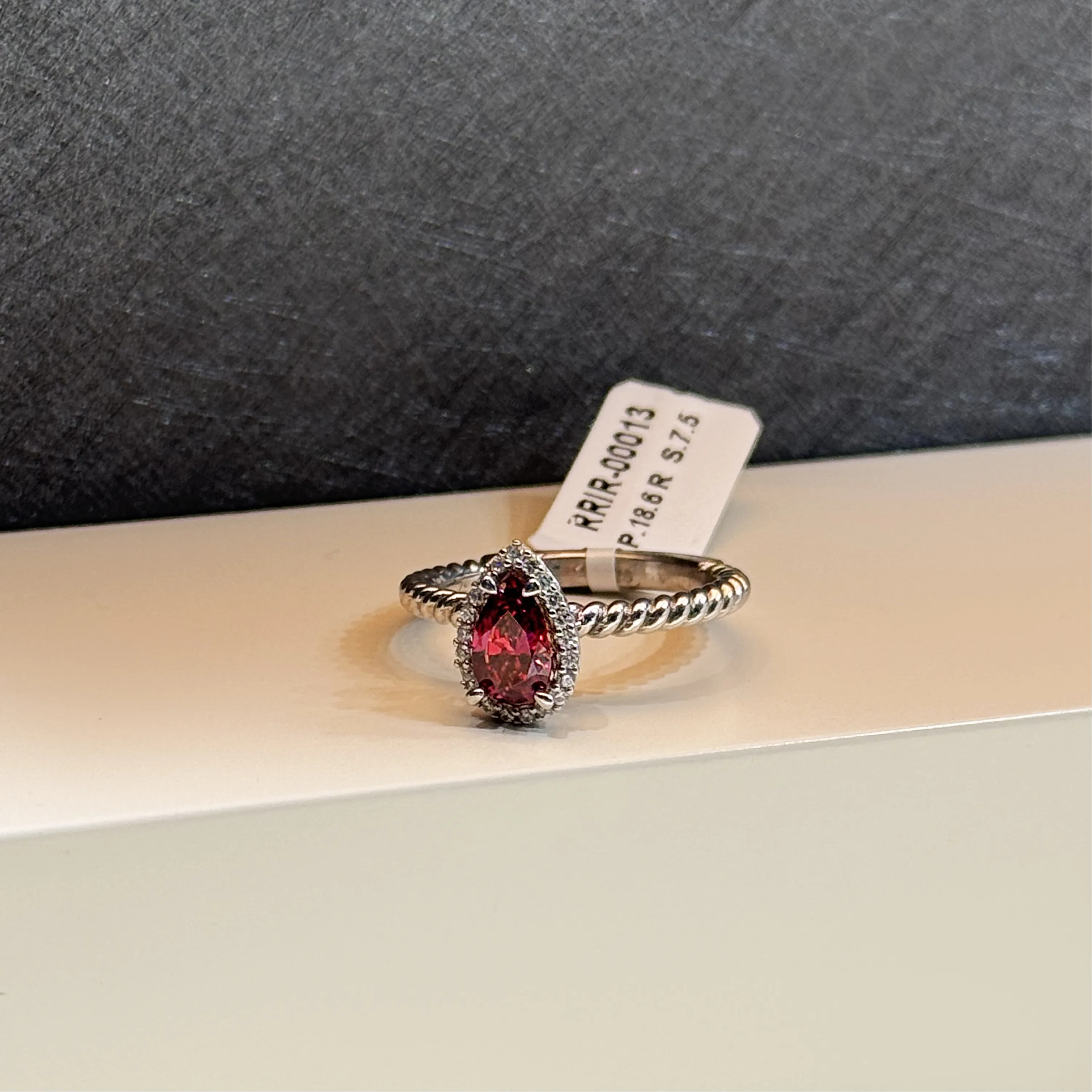 925 Sterling Silver Ring with Swarovski Zircon 925 Sterling Silver Ring with Swarovski Zircon