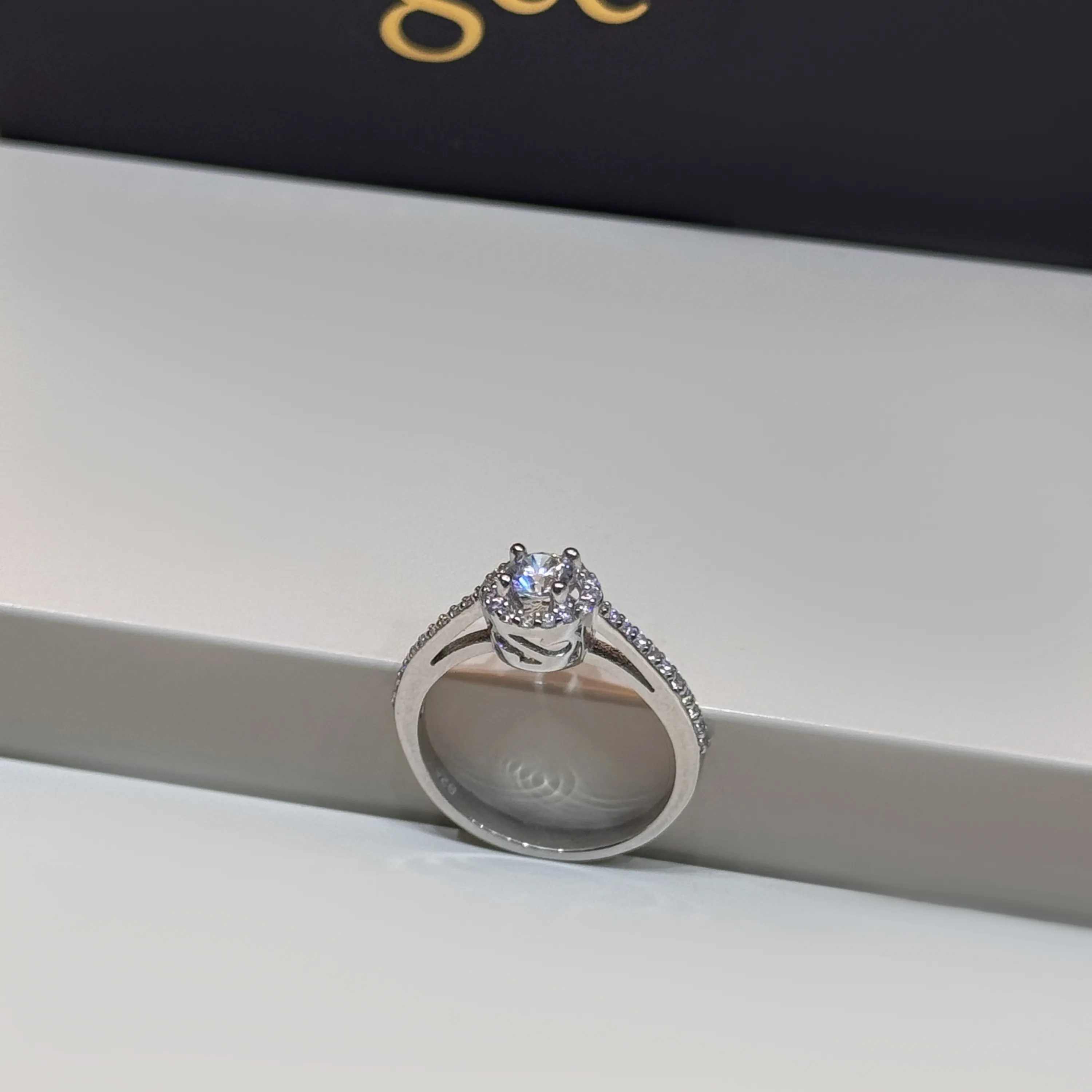 925 sterling silver ring with Swarovski zircon 925 sterling silver ring with Swarovski zircon