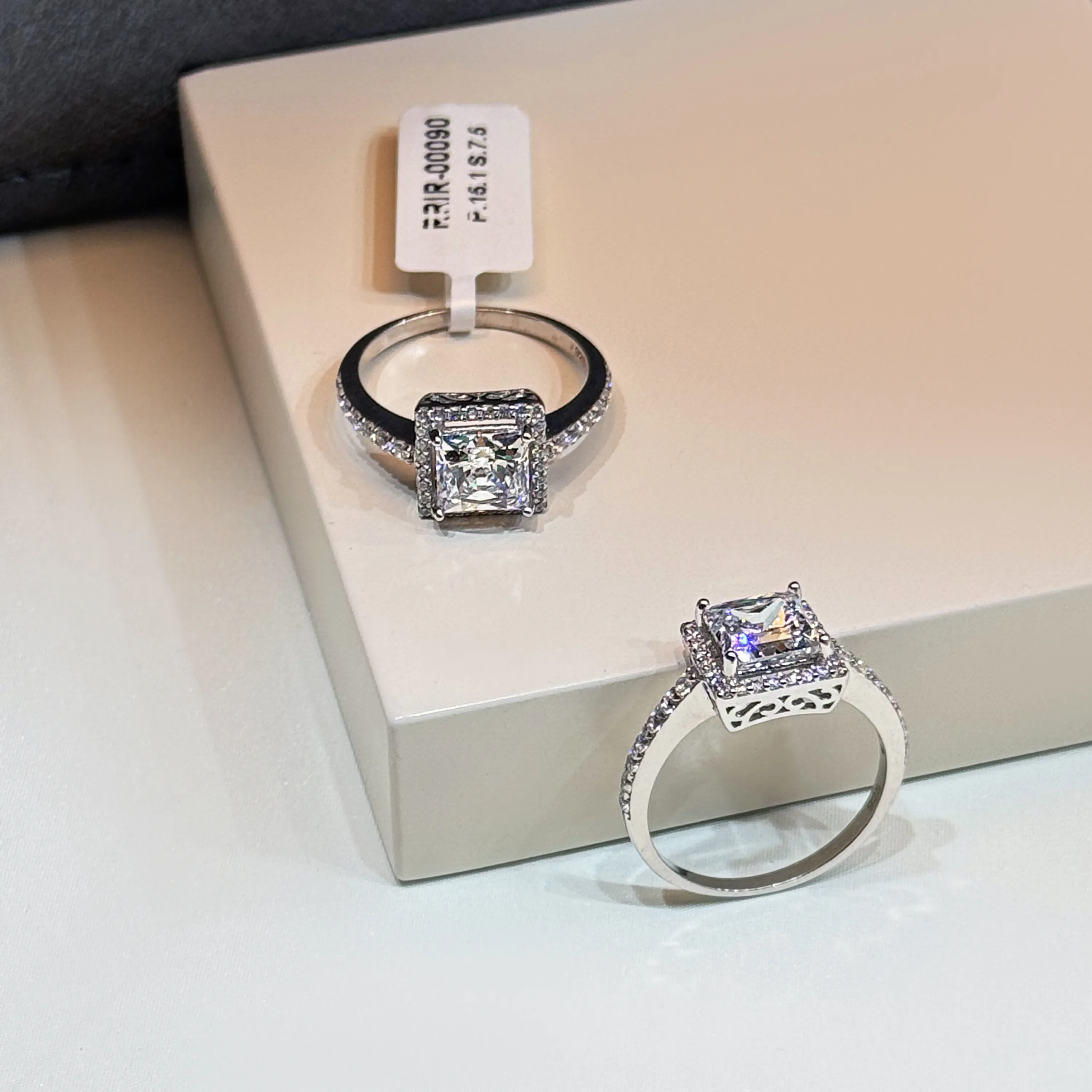 925 Sterling Silver Ring with Swarovski Zircon 925 Sterling Silver Ring with Swarovski Zircon