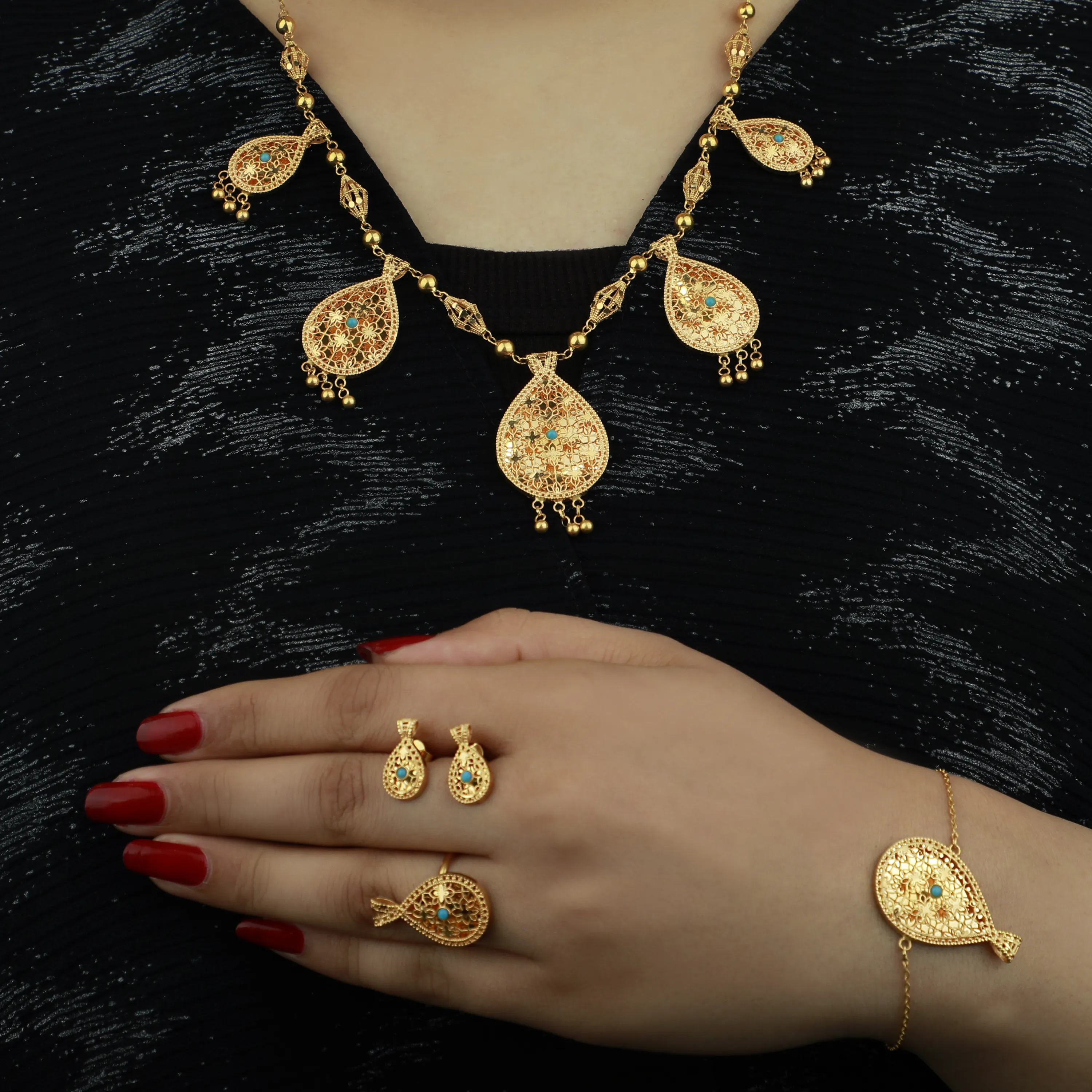 21-karat gold set, Bahraini made