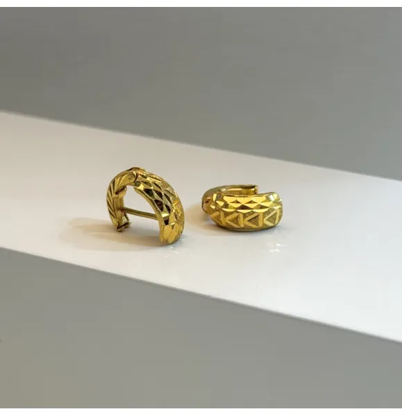 21-karat gold hoop earrings, made in the UAE