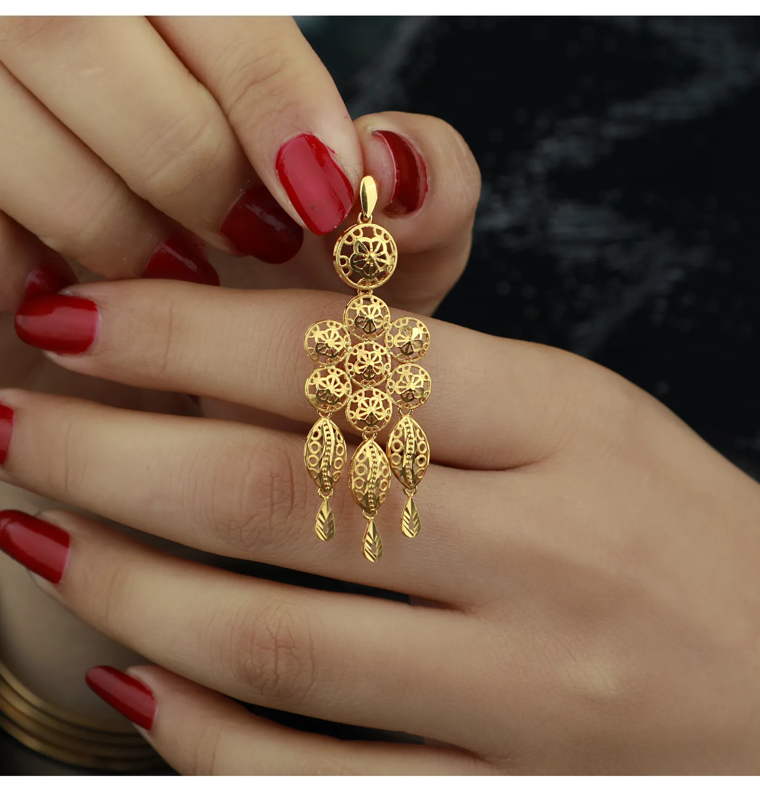 Heart-shaped pendant, 21 karat gold, Saudi made