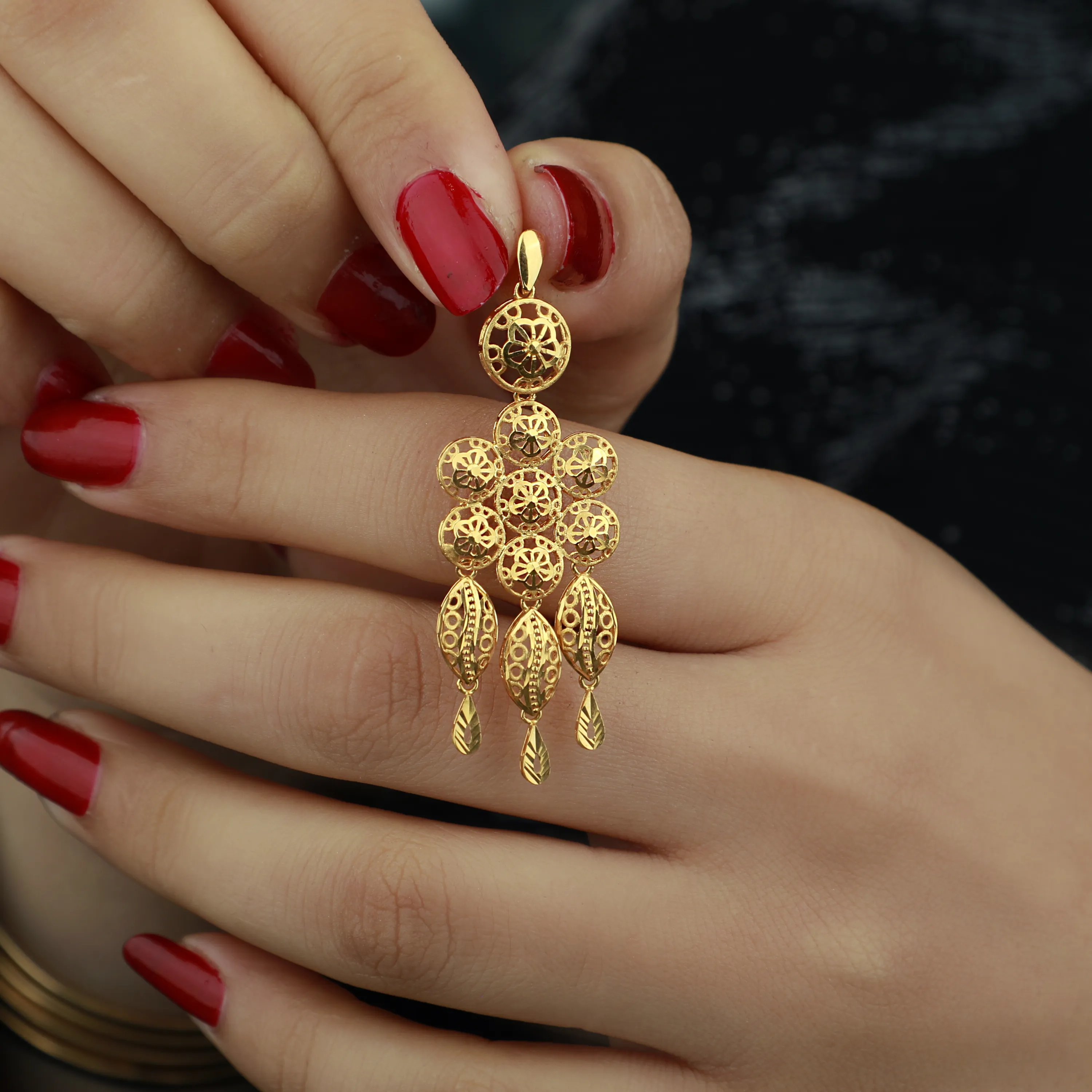 Heart-shaped pendant, 21 karat gold, Saudi made