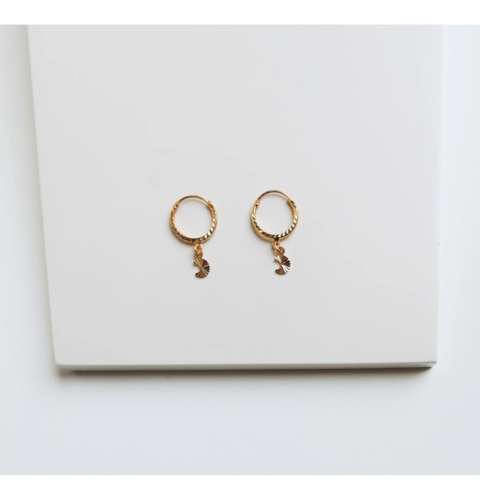 Children's round earrings, 21 karat gold, made in Singapore Children's round earrings, 21 karat gold, made in Singapore