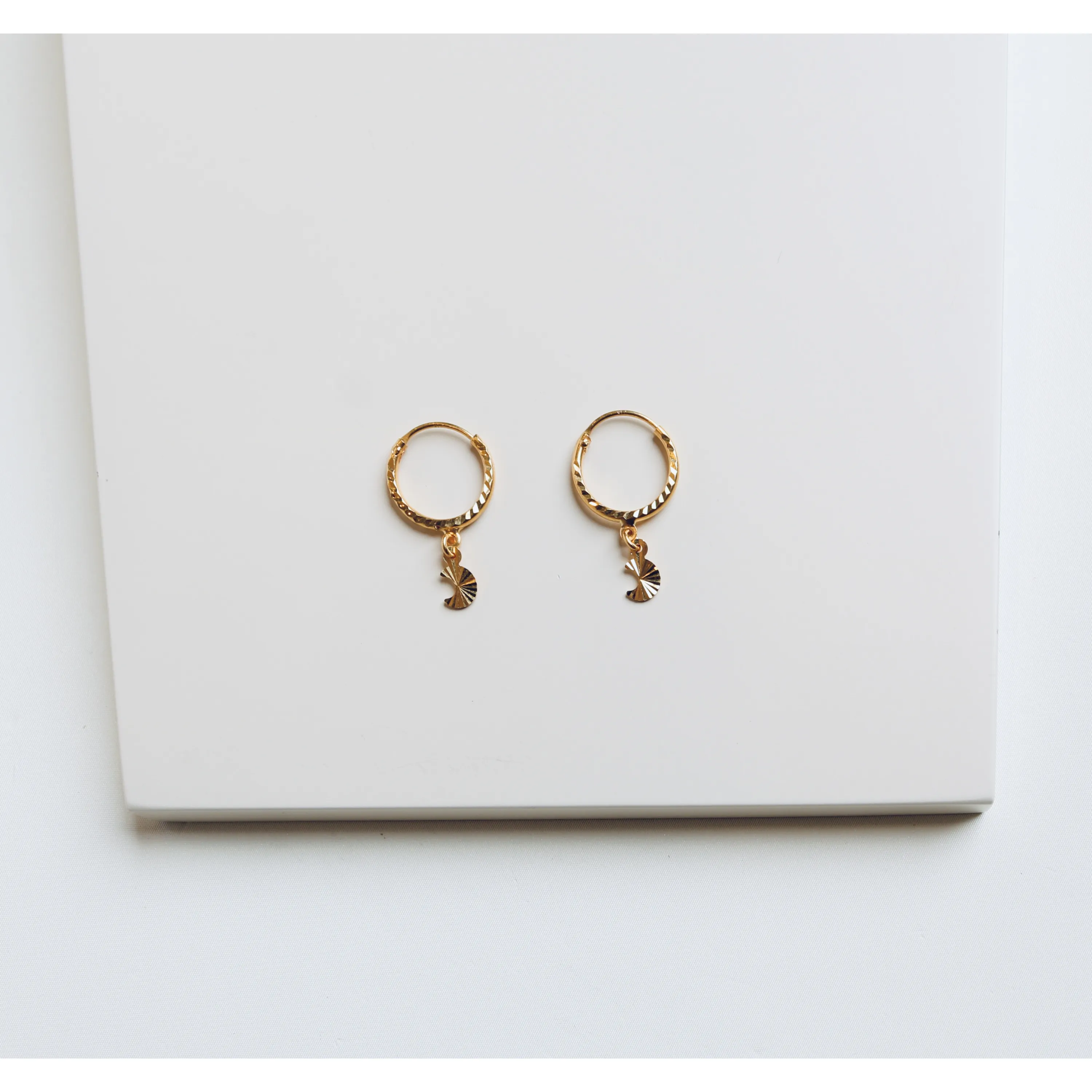 Children's round earrings, 21 karat gold, made in Singapore