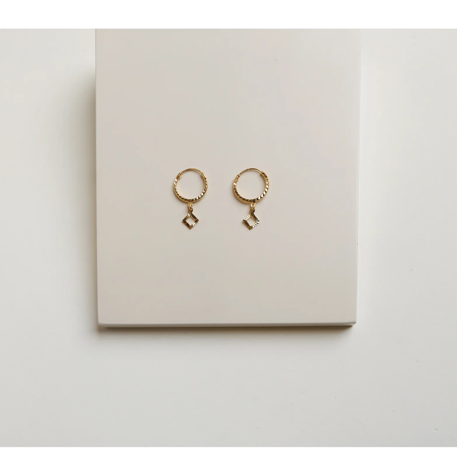 Children's round earrings, 21 karat gold, made in Singapore