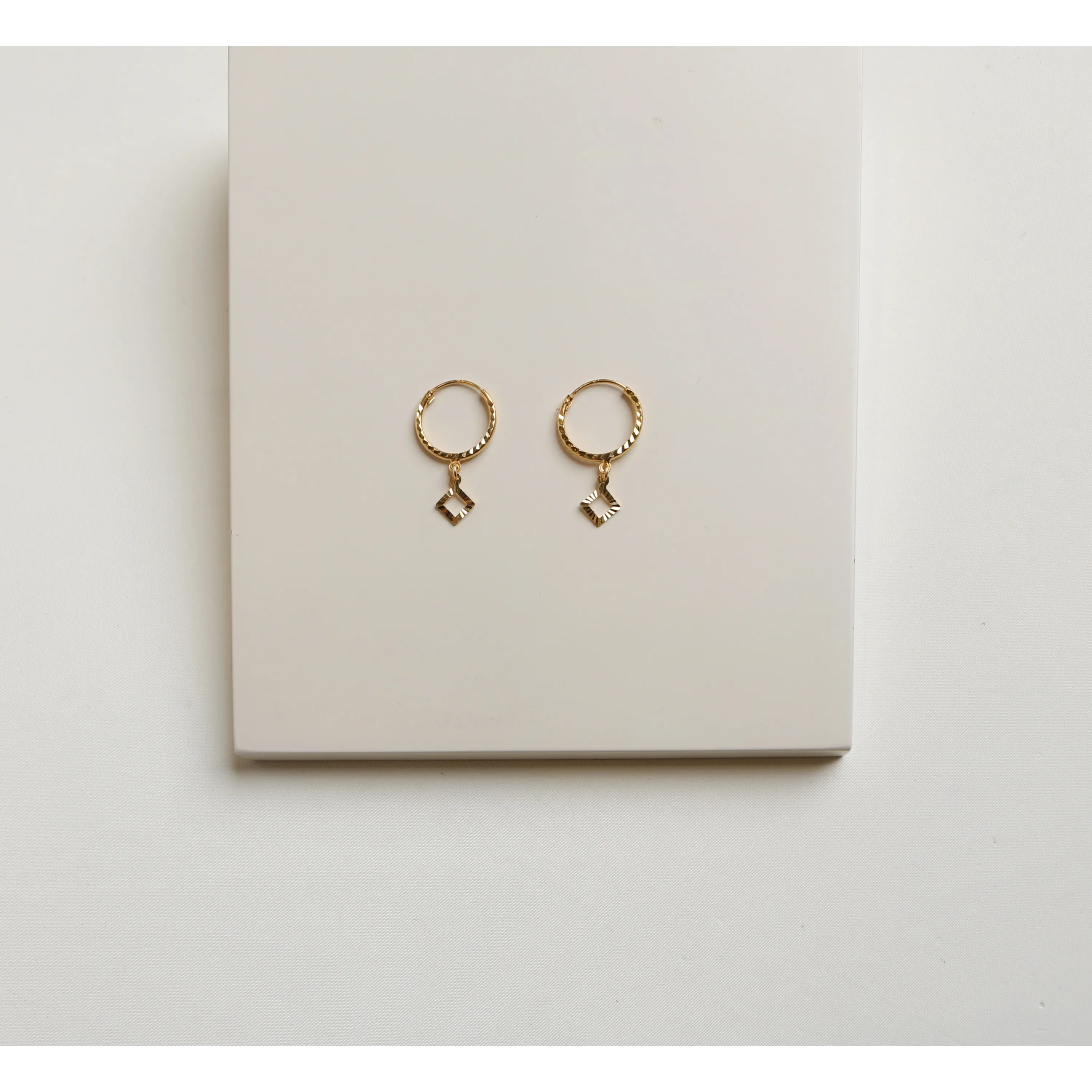 Children's round earrings, 21 karat gold, made in Singapore