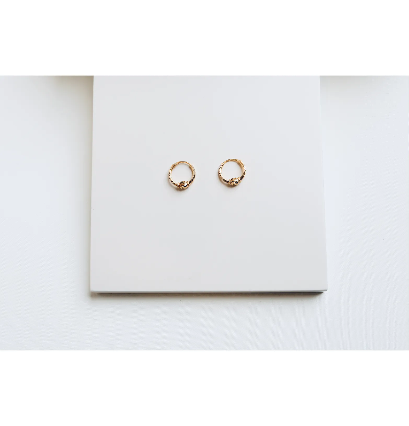Children's round earrings, 21 karat gold, made in Singapore Children's round earrings, 21 karat gold, made in Singapore