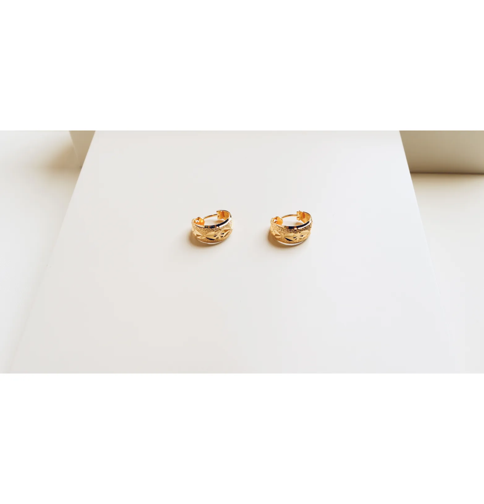 Children's round earrings, 21 karat gold, made in Singapore